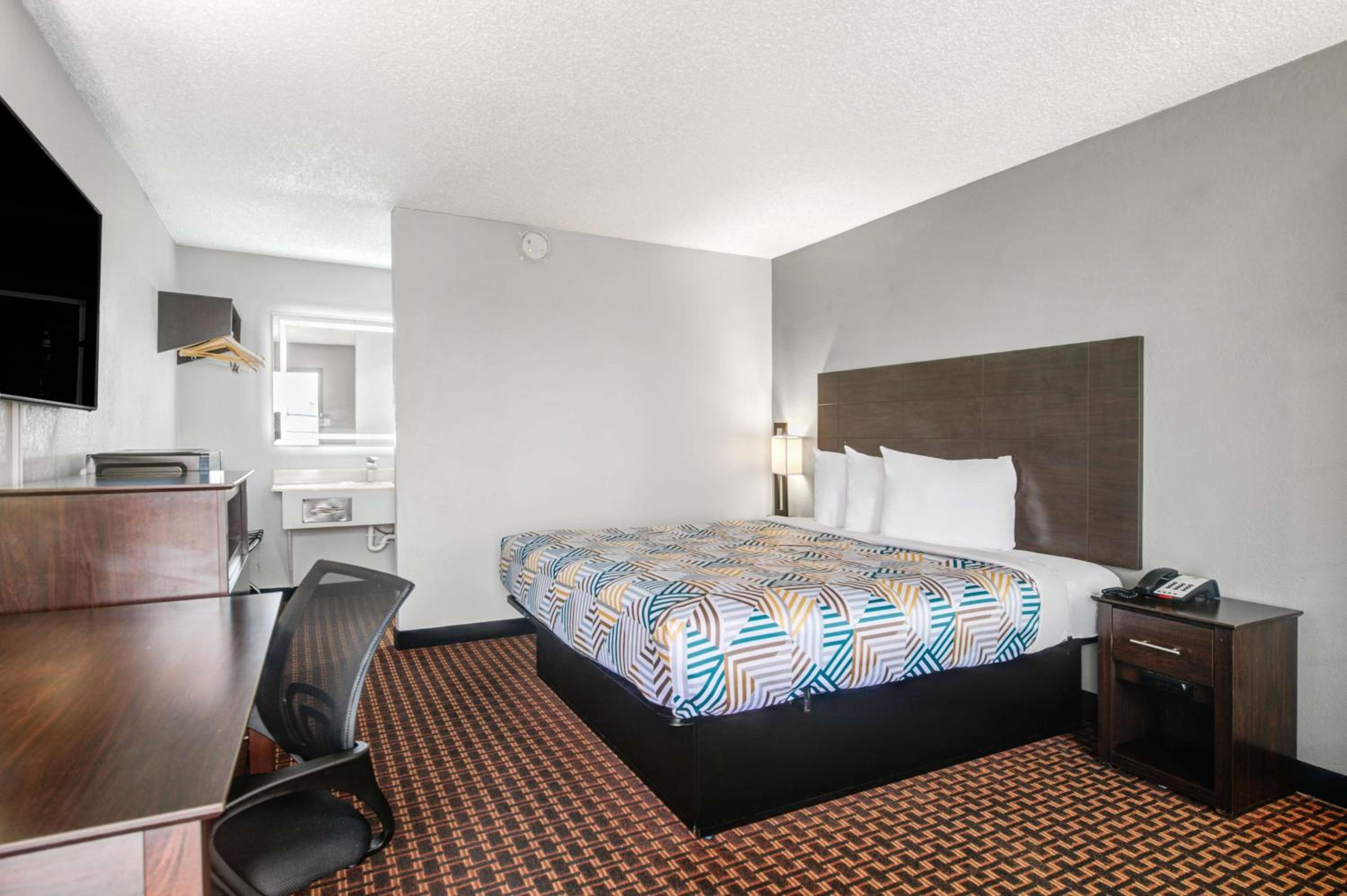 King Room - Non-Smoking - Photo 2