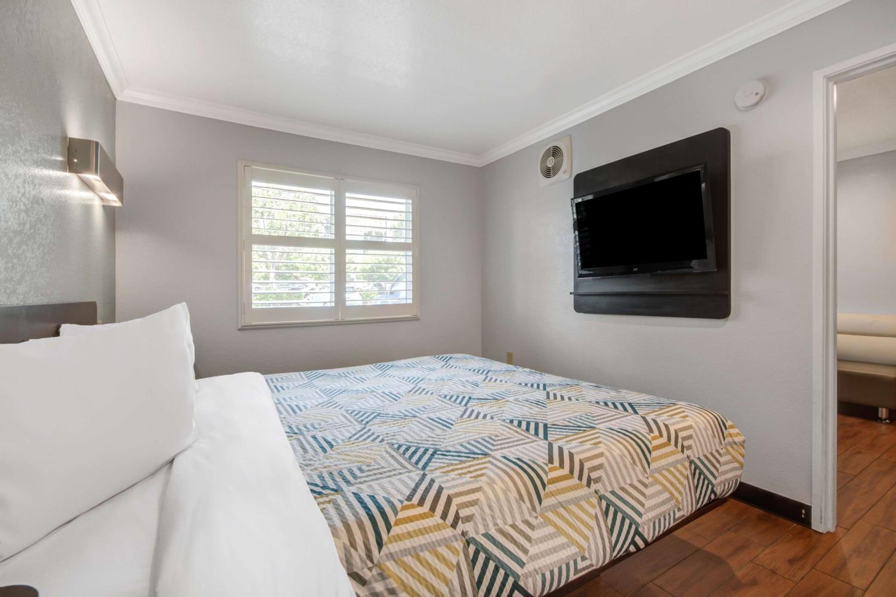 King Room - Disability Access - Non-Smoking