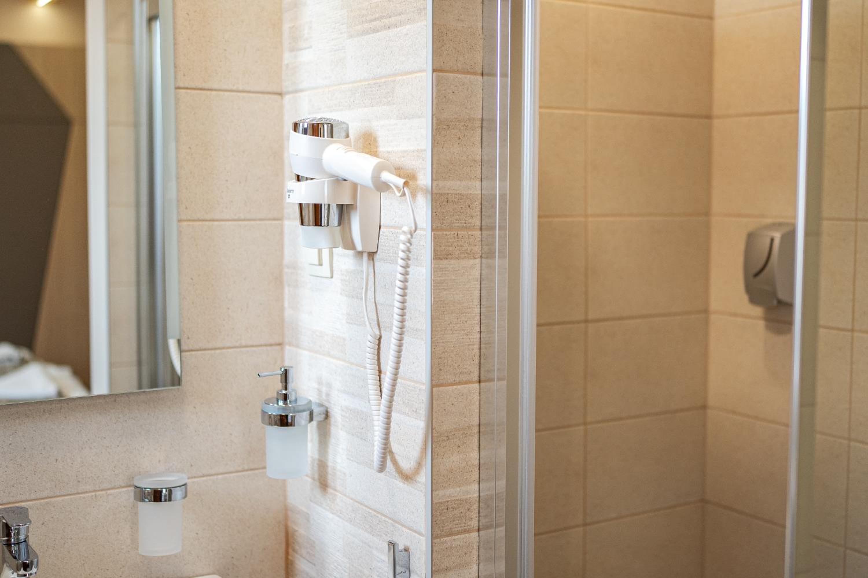 Standard Double or Twin Room - Photo 8
