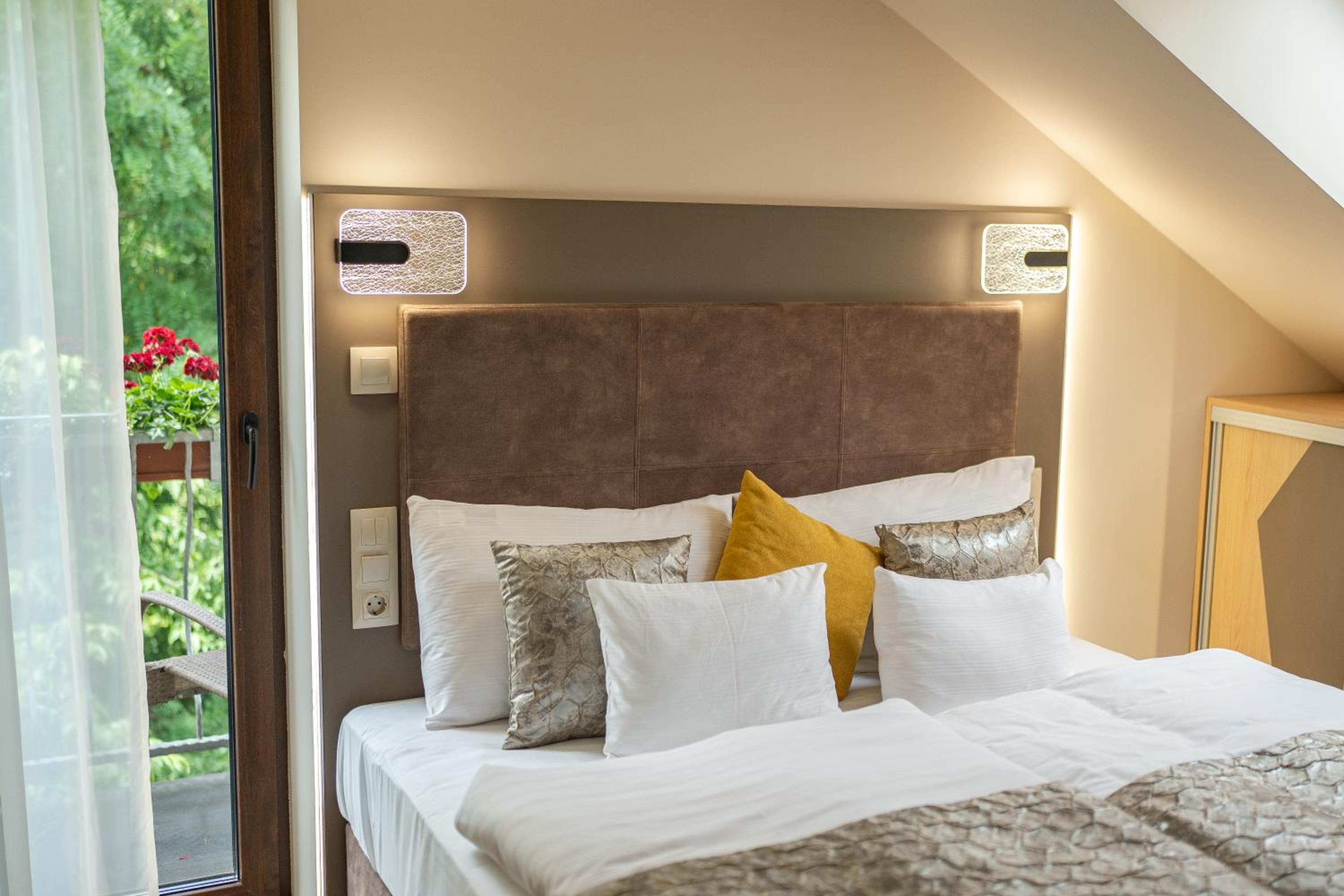 Standard Double or Twin Room - Photo 11