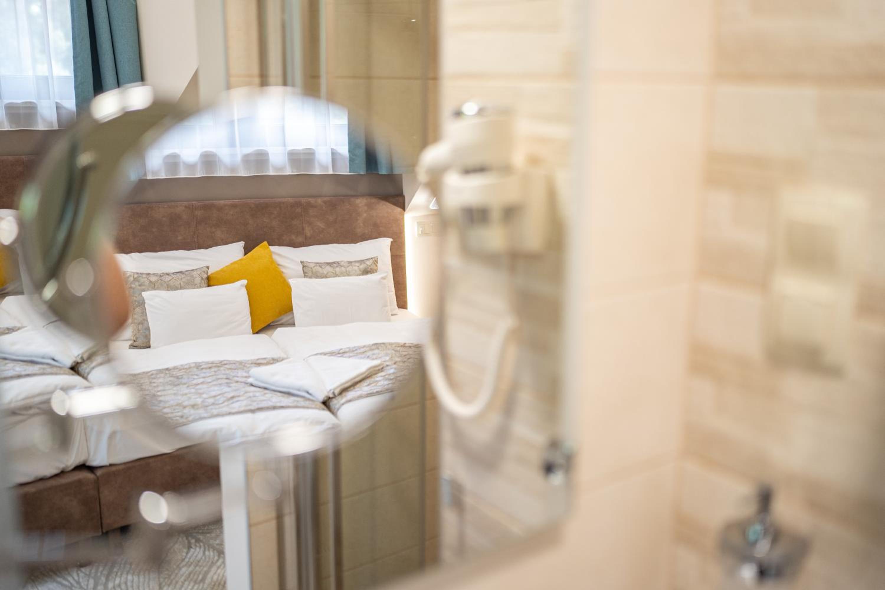 Standard Double or Twin Room - Photo 9