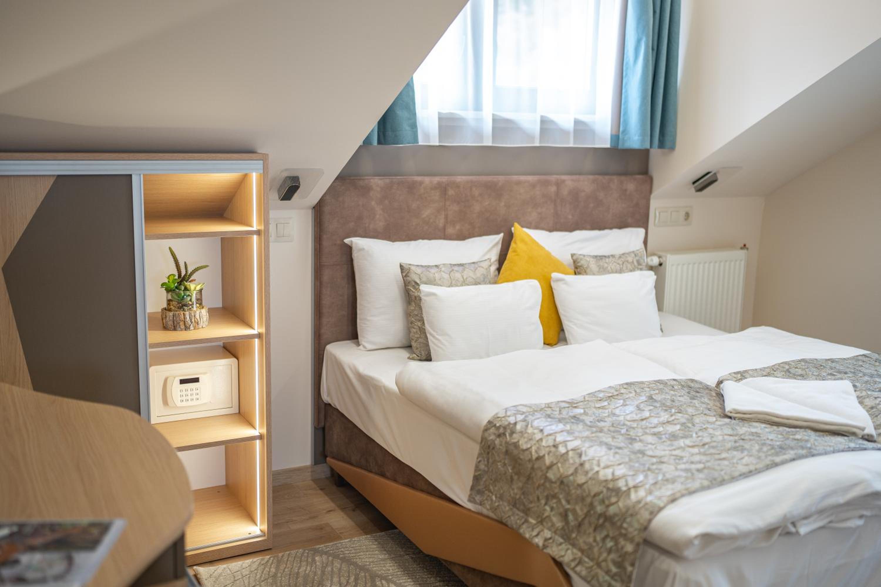 Standard Double or Twin Room - Photo 5