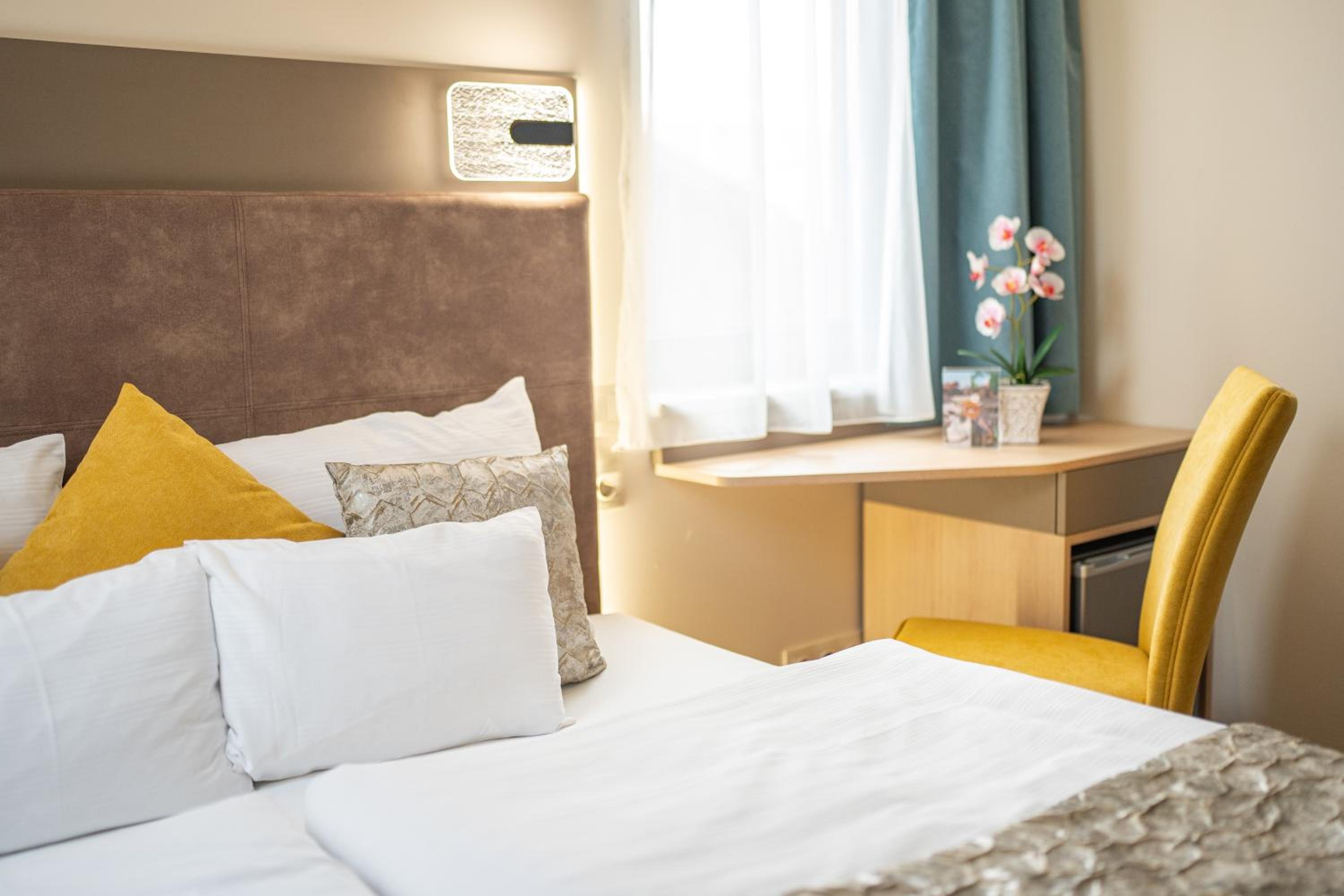 Standard Double or Twin Room - Photo 4