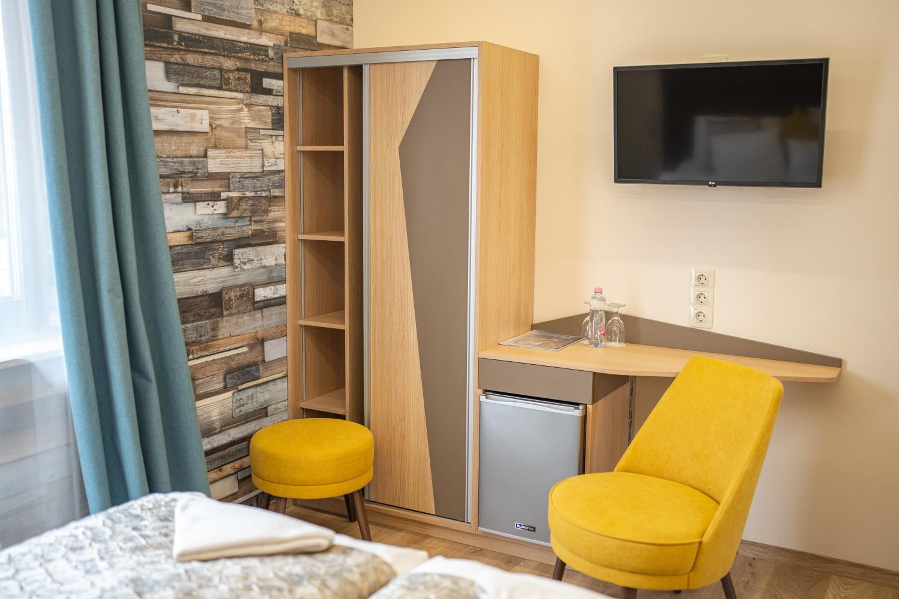 Standard Double or Twin Room - Photo 10
