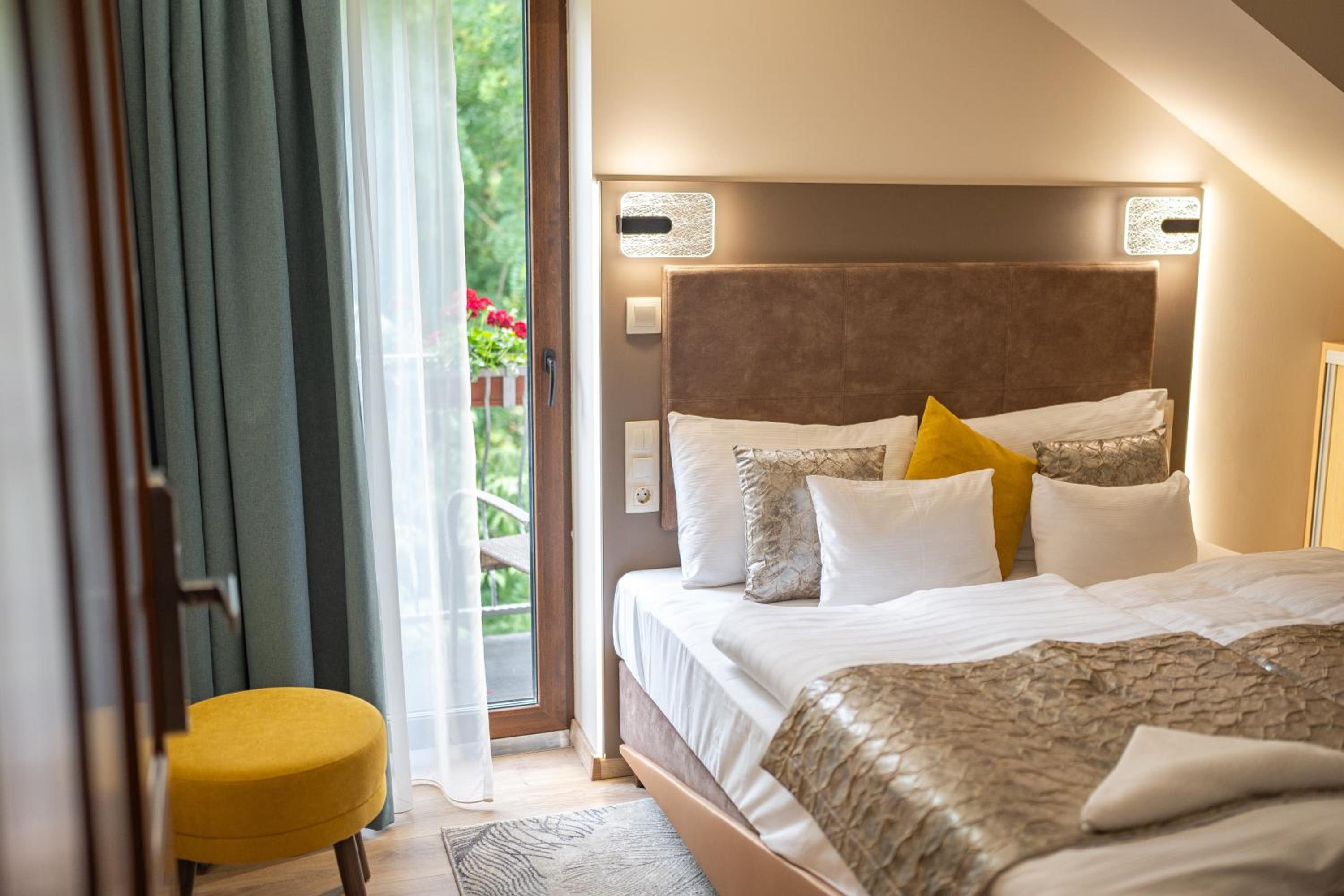 Standard Double or Twin Room - Photo 6
