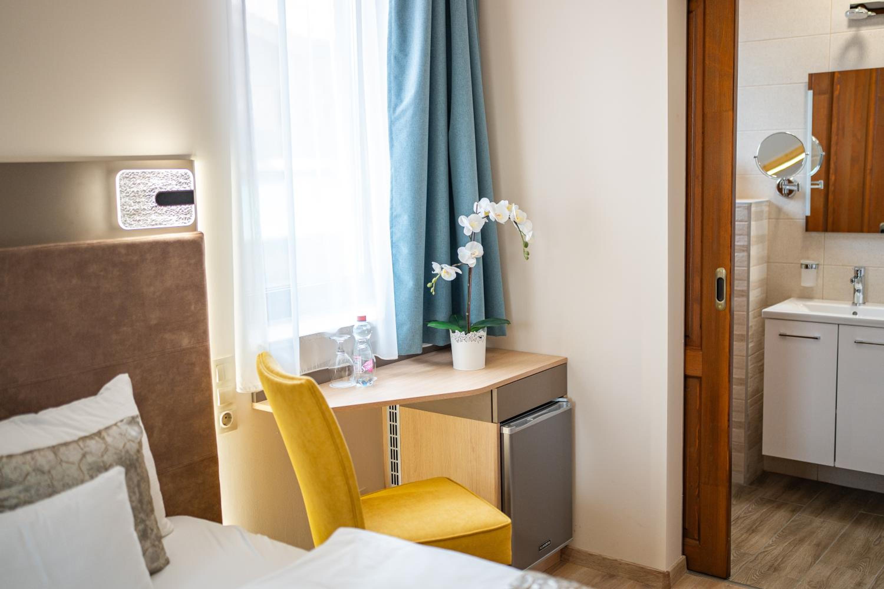 Standard Double or Twin Room - Photo 7