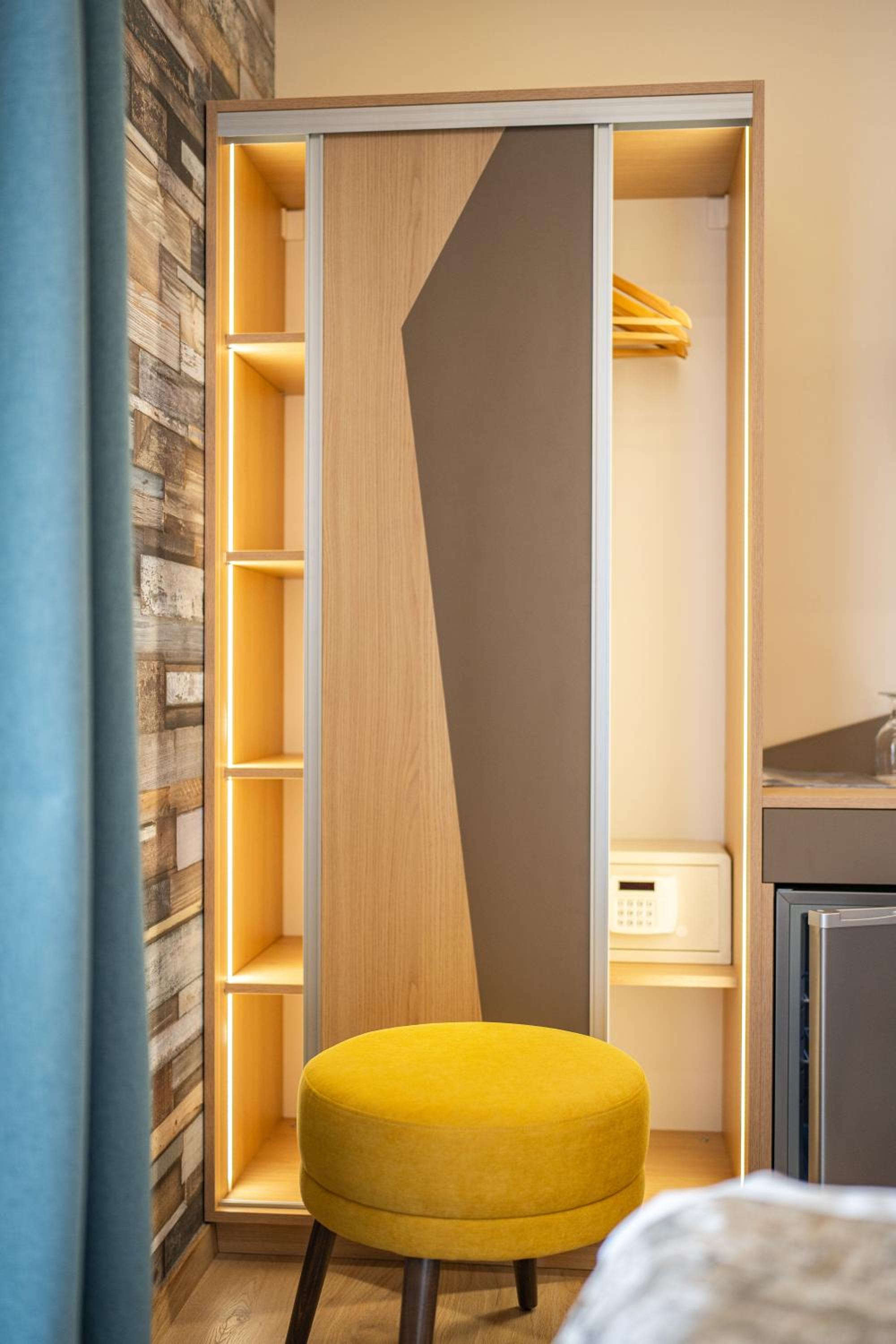 Standard Double or Twin Room - Photo 12