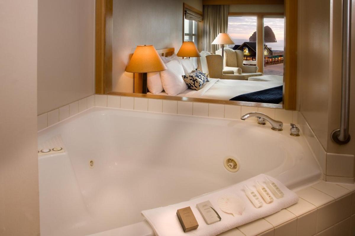 King Room with Jacuzzi - Pet Friendly photo 3