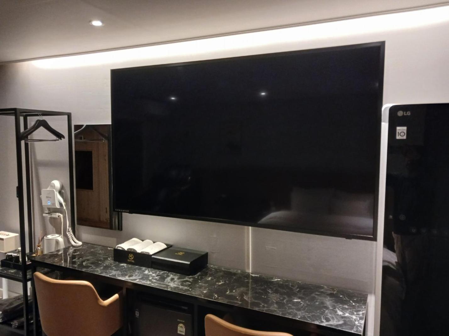 Suite - Photo 1