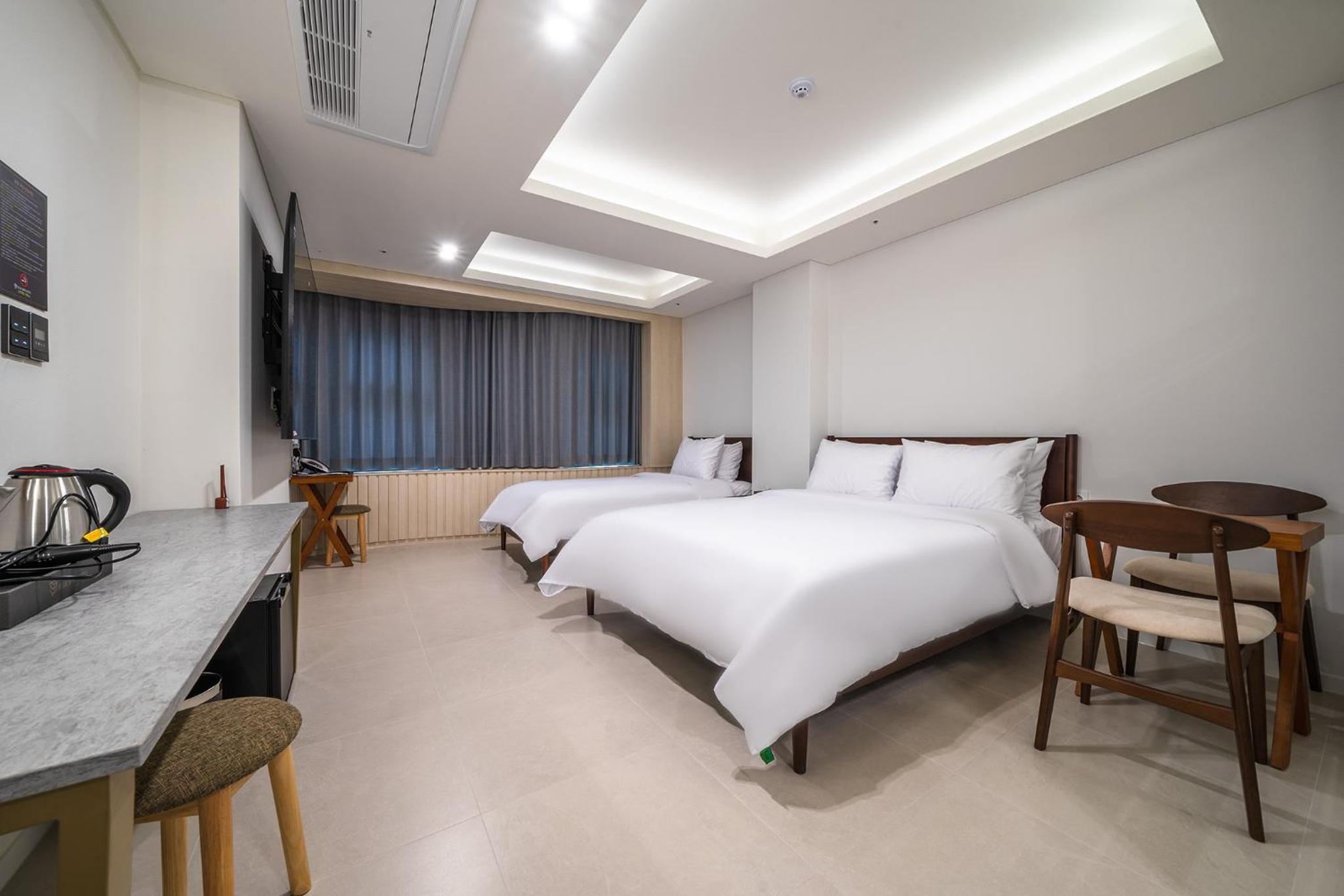 Triple Room with City View