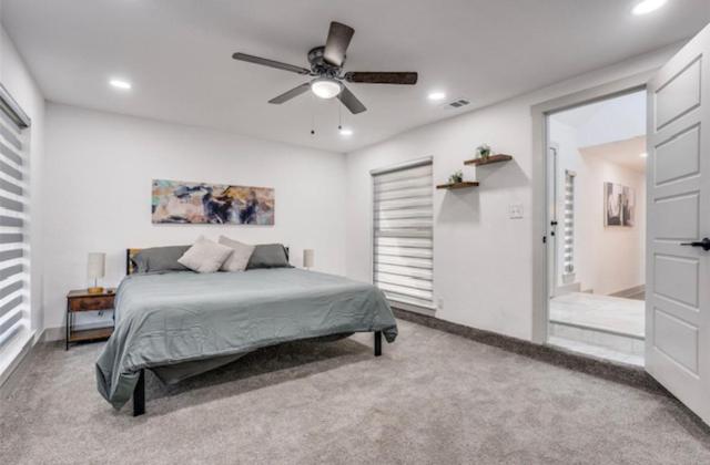 Five-Bedroom House photo 3