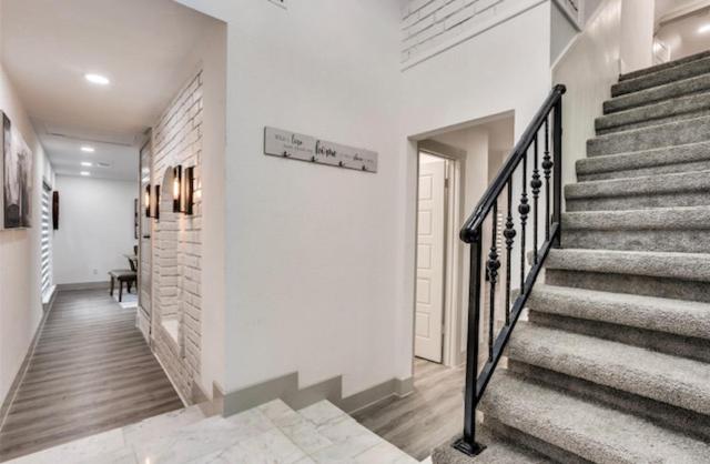 Five-Bedroom House photo 2