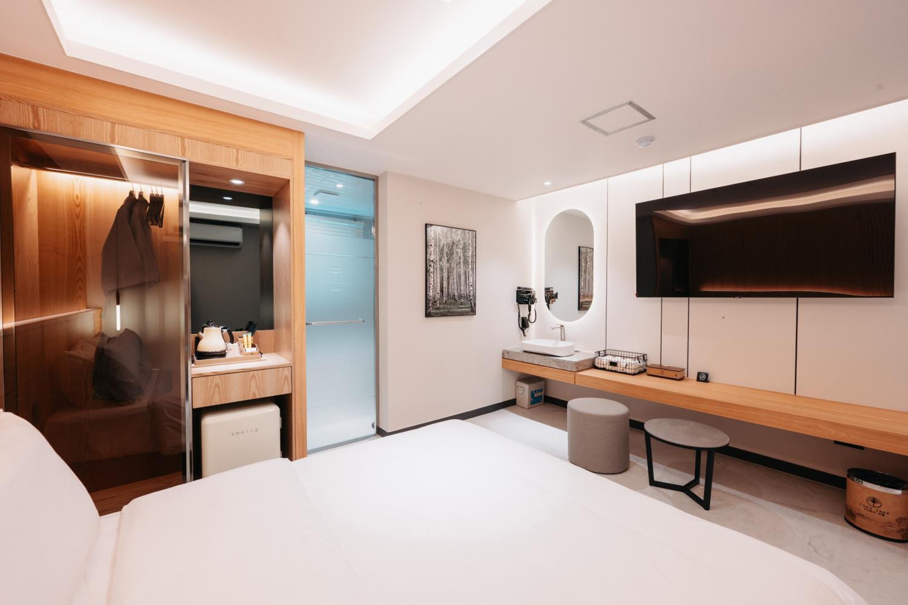 Deluxe King Room - Photo 2