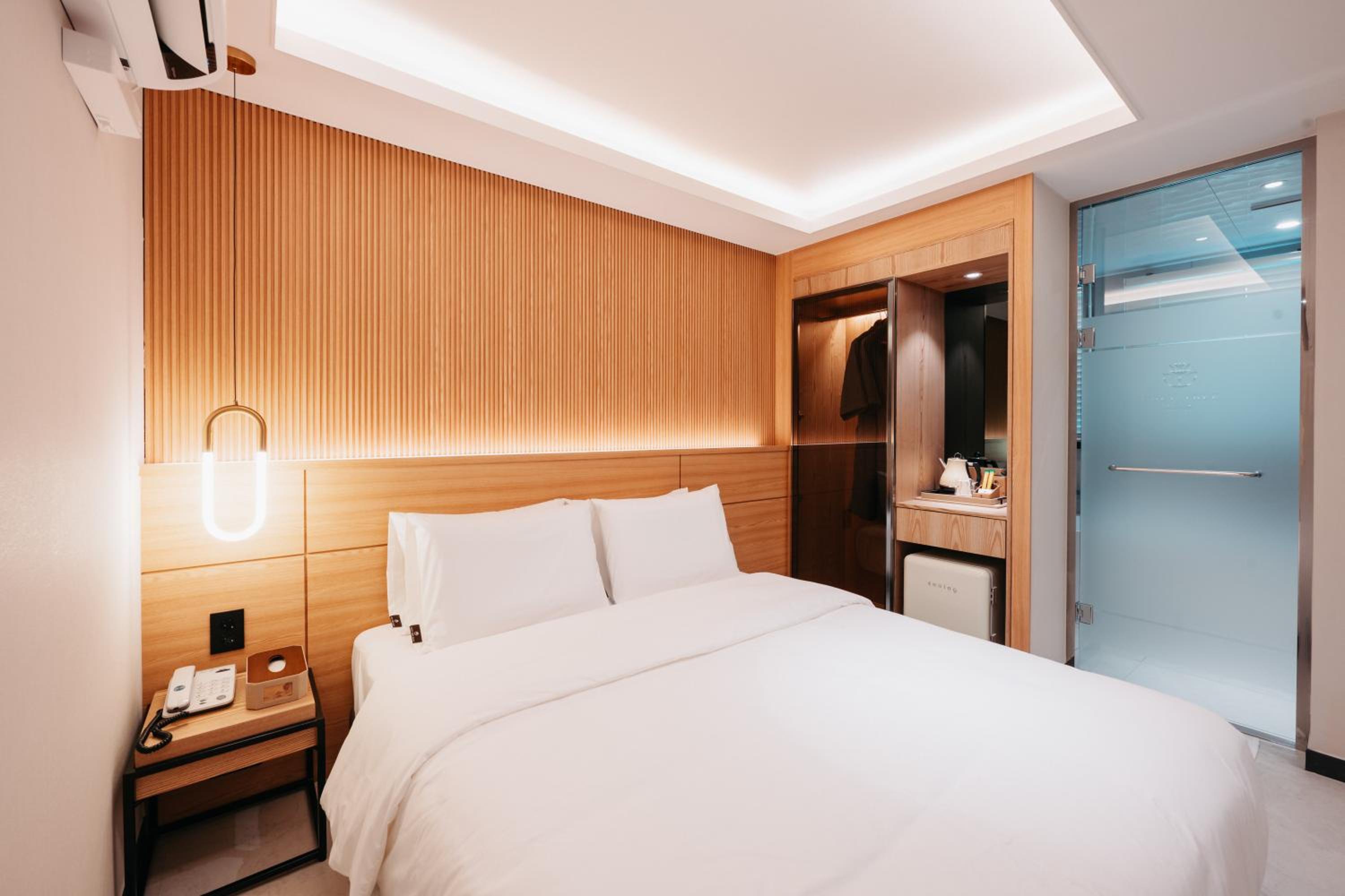 Deluxe King Room - Photo 3