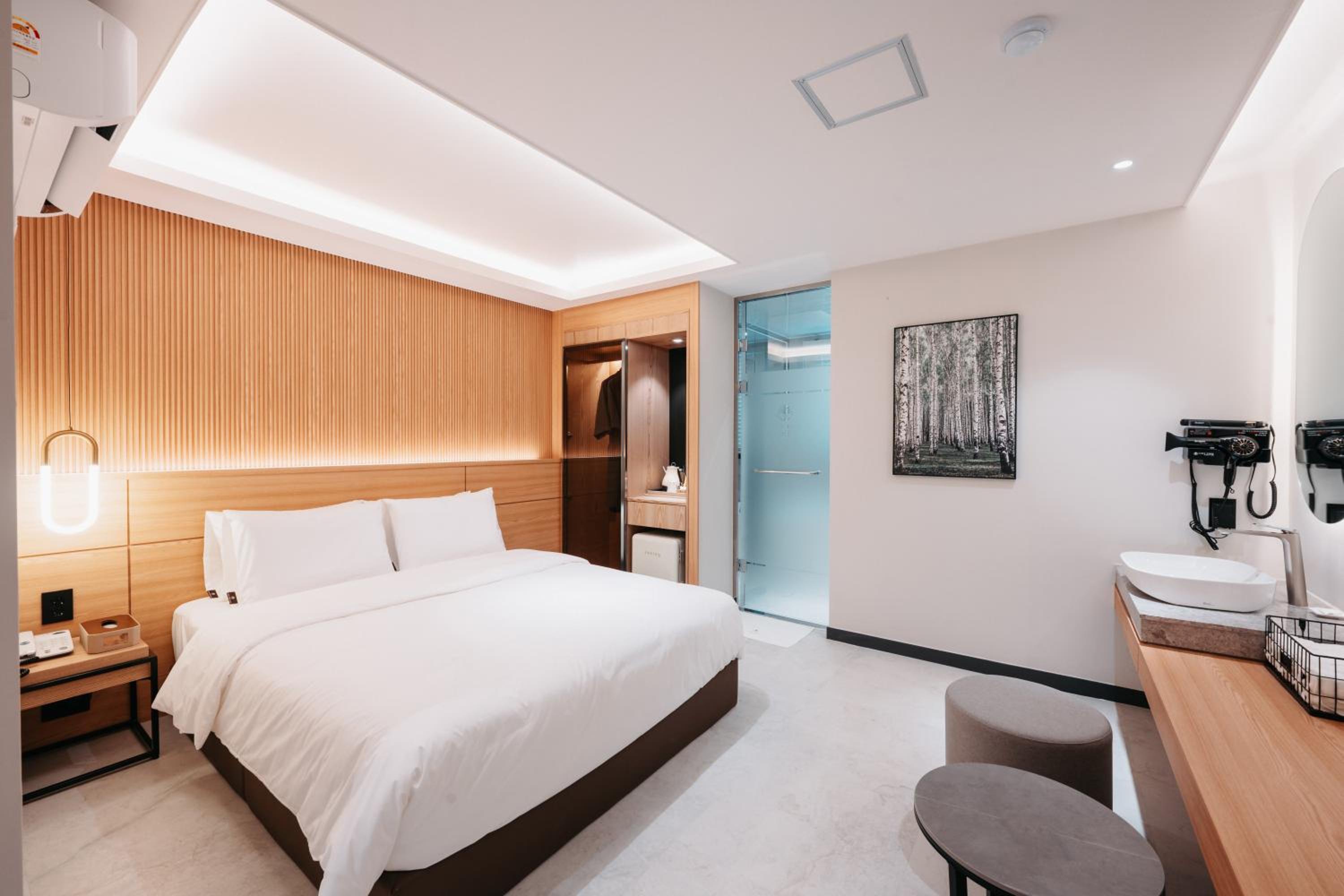 Deluxe King Room - Photo 1