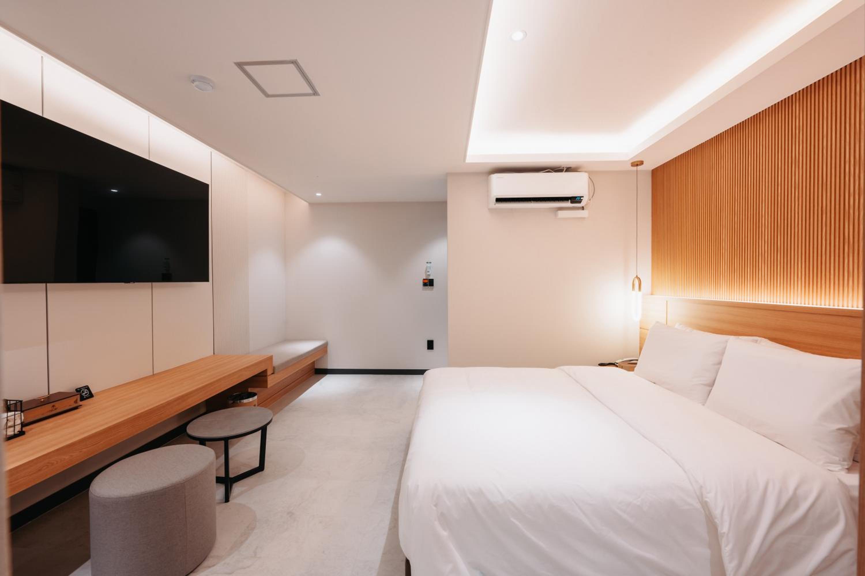 Deluxe King Room - Photo 7