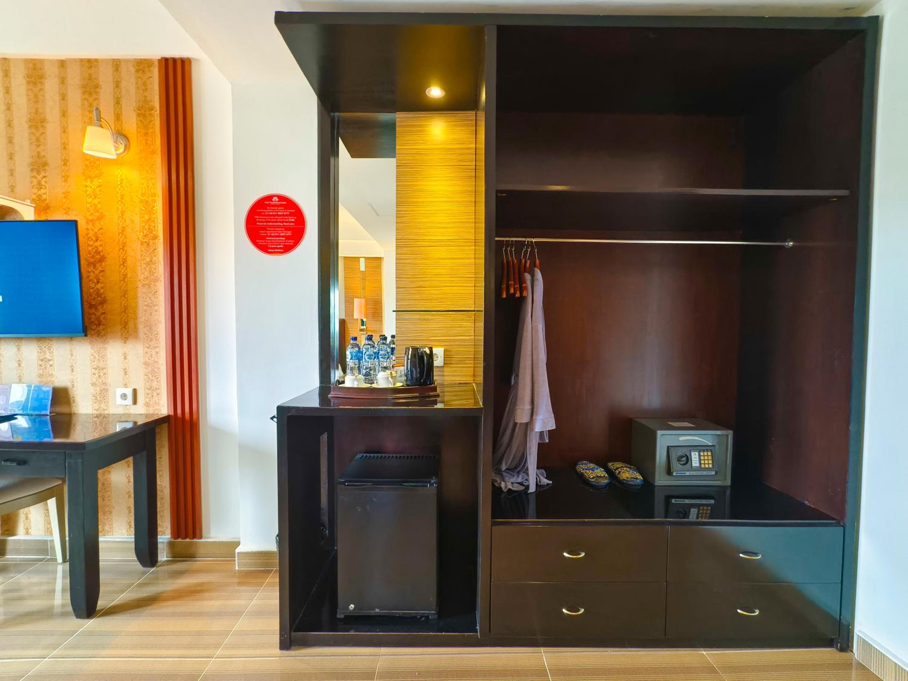 Family Room C with Three Beds - Photo 1
