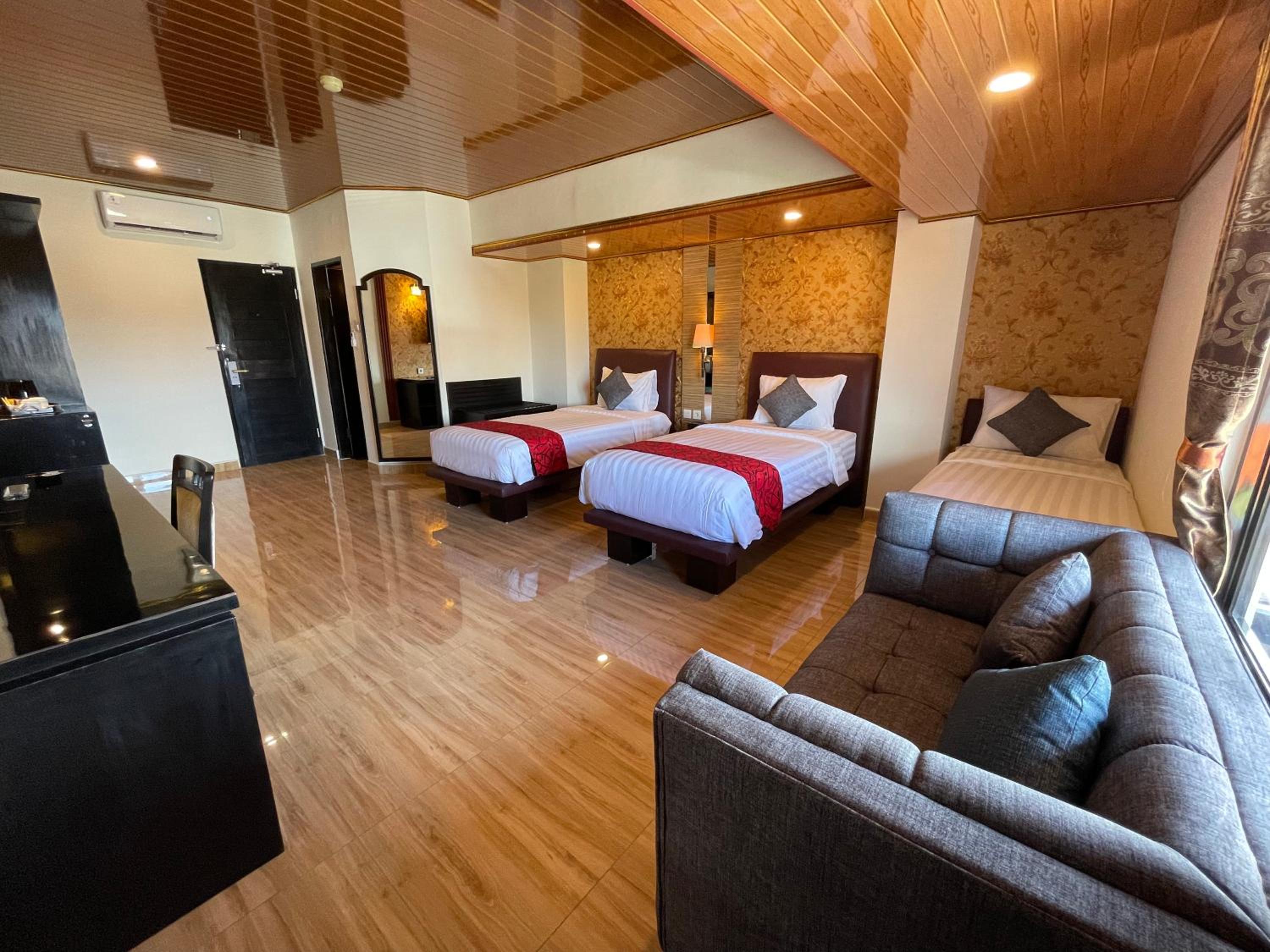 Family Room C with Three Beds - Photo 5