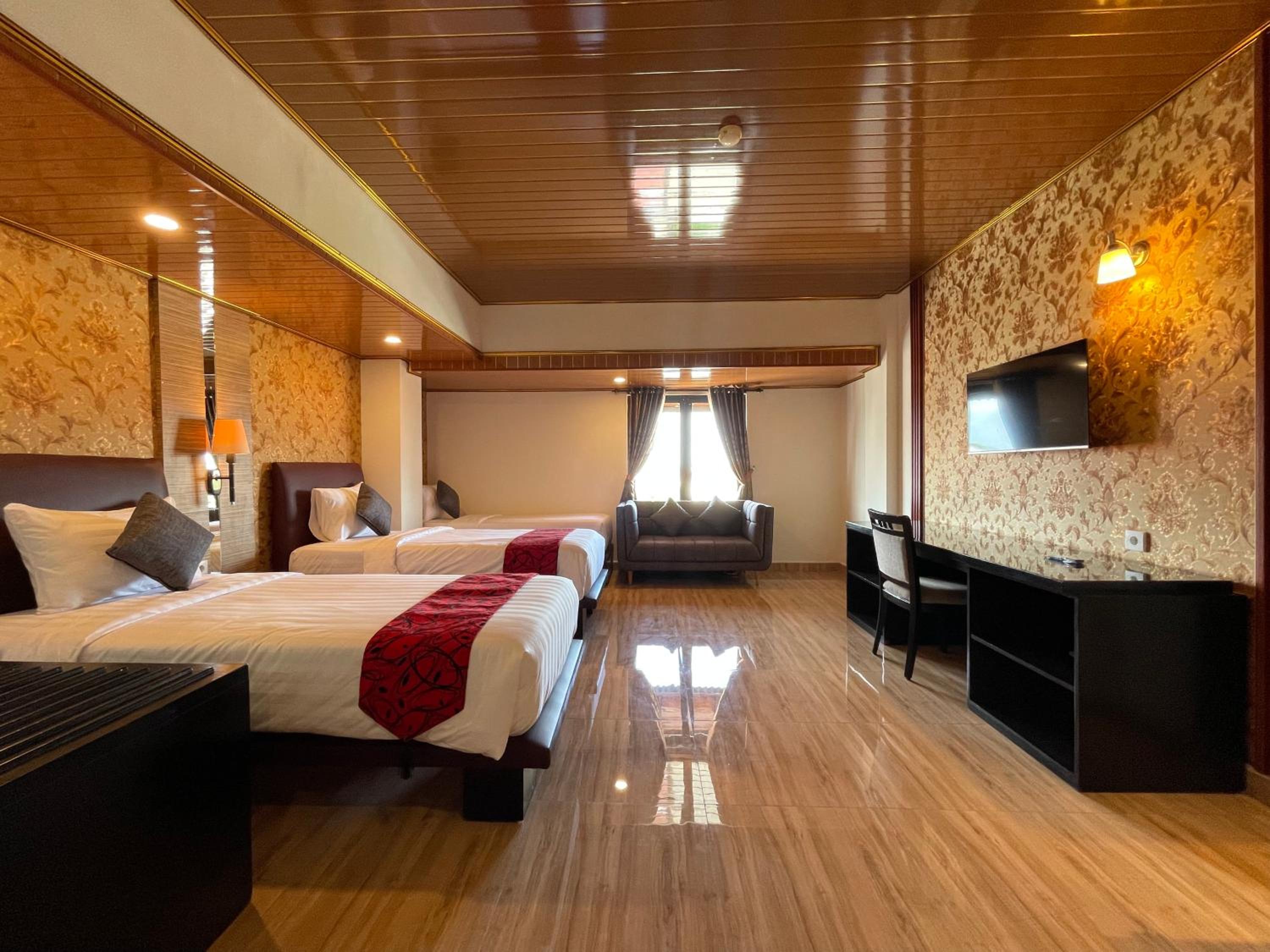 Family Room C with Three Beds - Photo 6