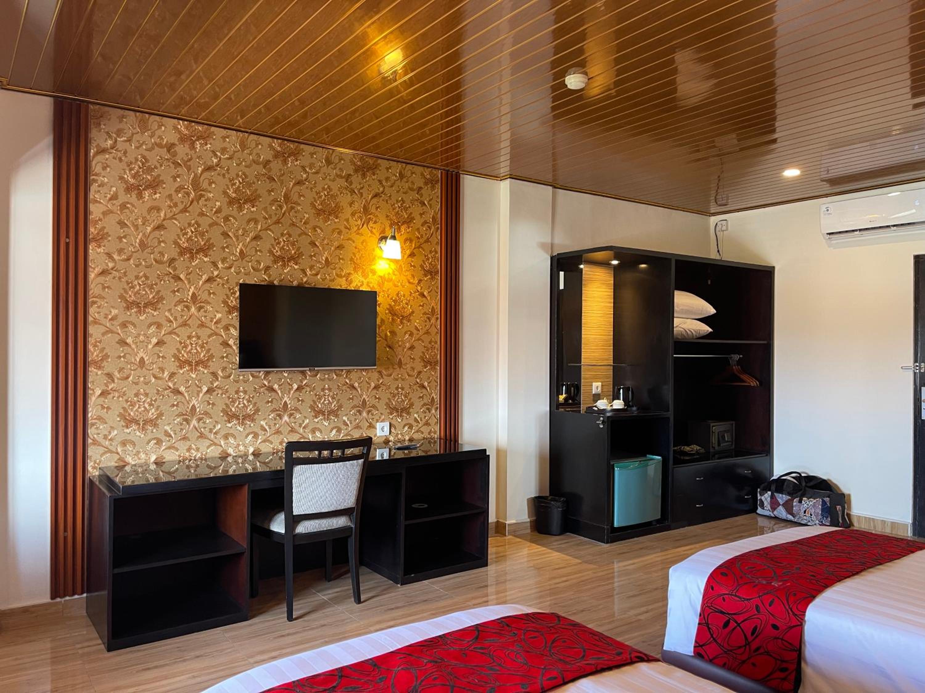 Family Room C with Three Beds - Photo 8