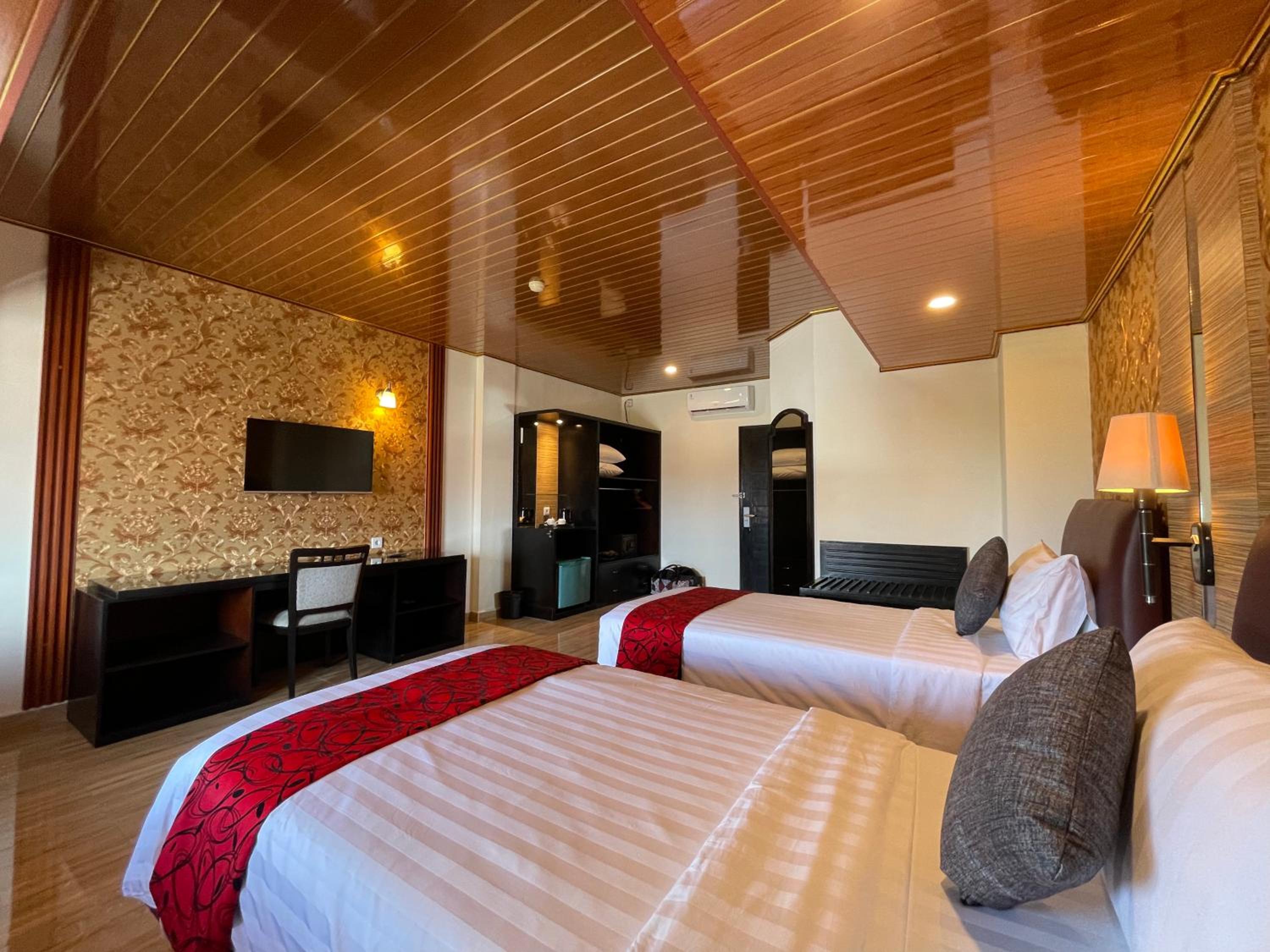 Family Room C with Three Beds - Photo 9