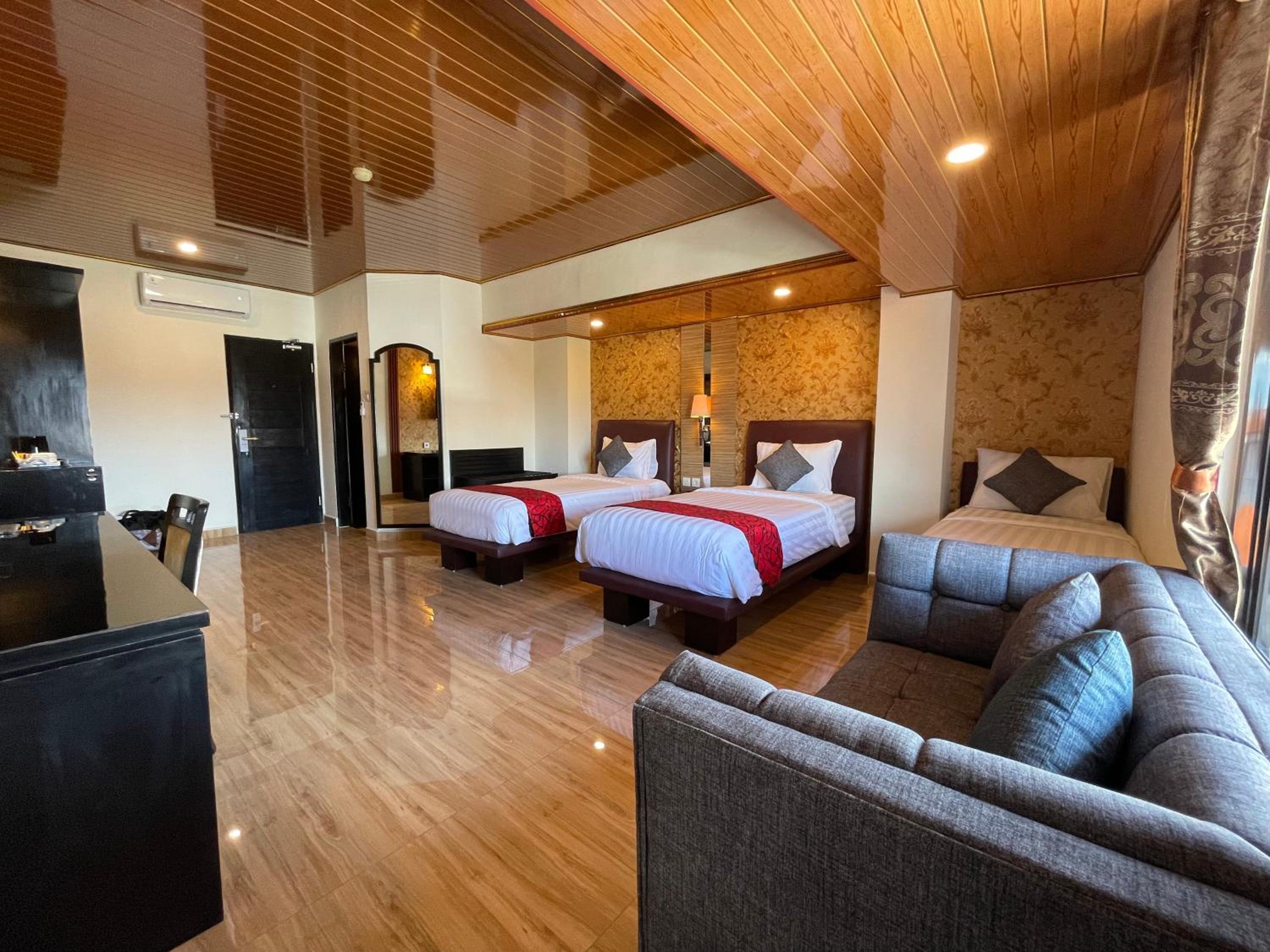 Family Room C with Three Beds - Photo 10
