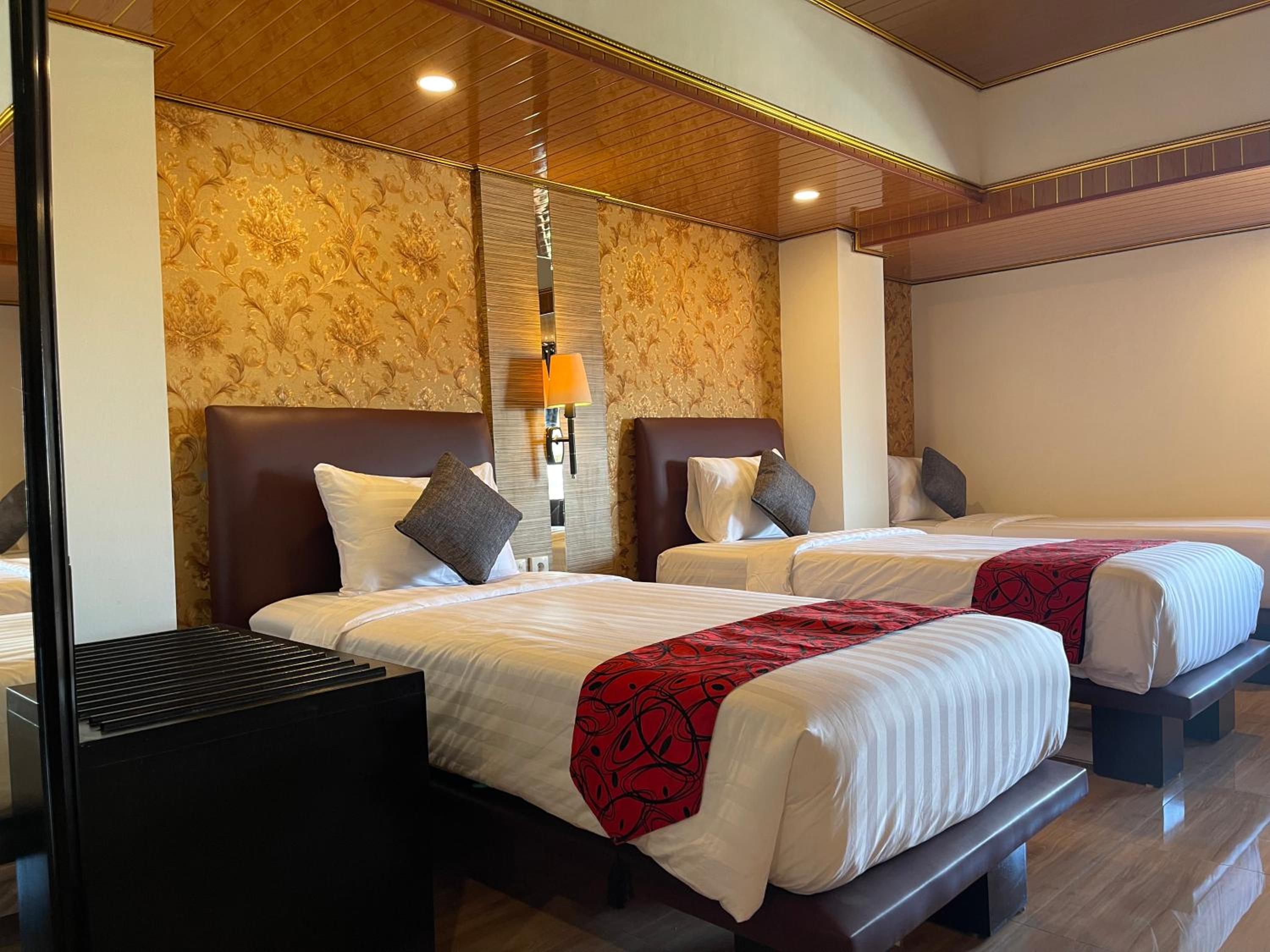 Family Room C with Three Beds - Photo 11
