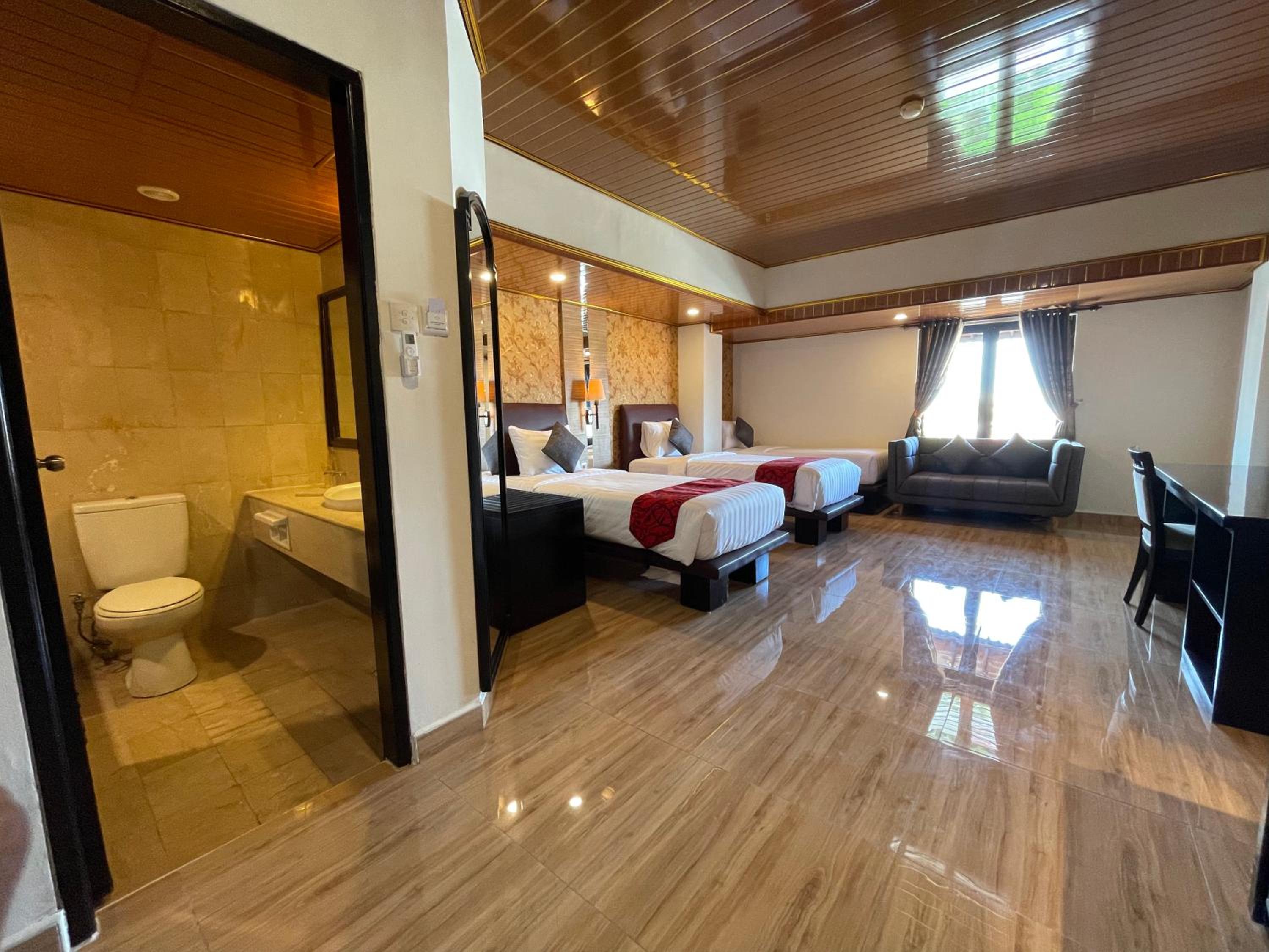 Family Room C with Three Beds - Photo 12