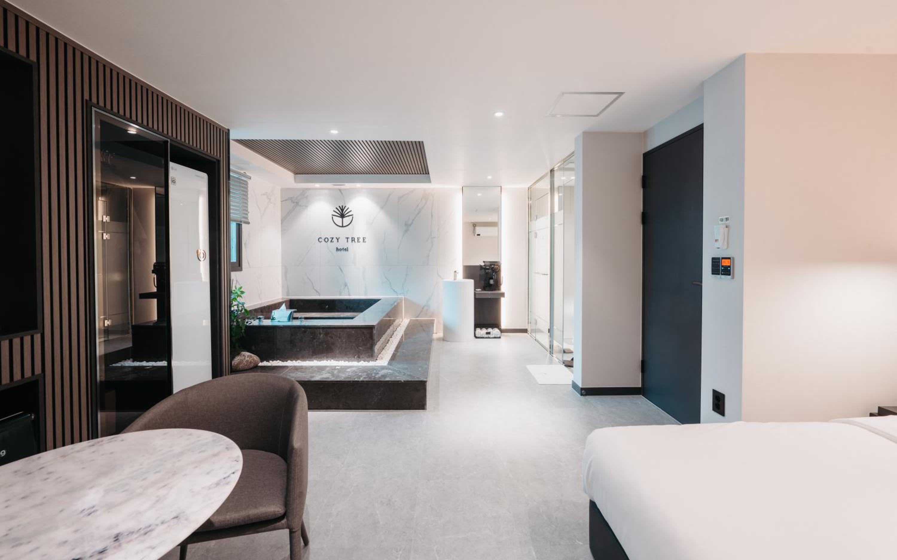 Premier Suite - Photo 2