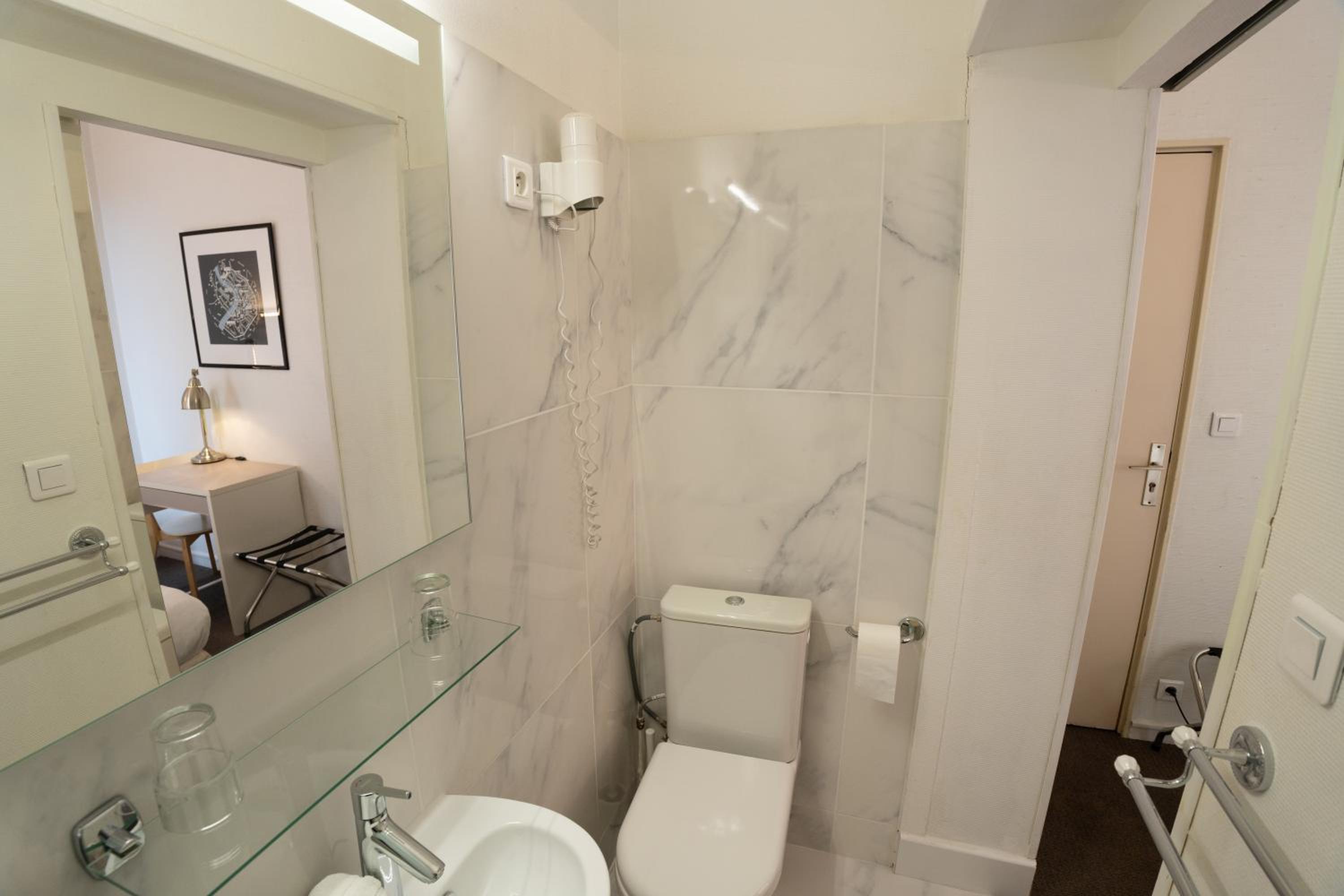 Double Room With Small Bathroom - Courtyard Side photo 2