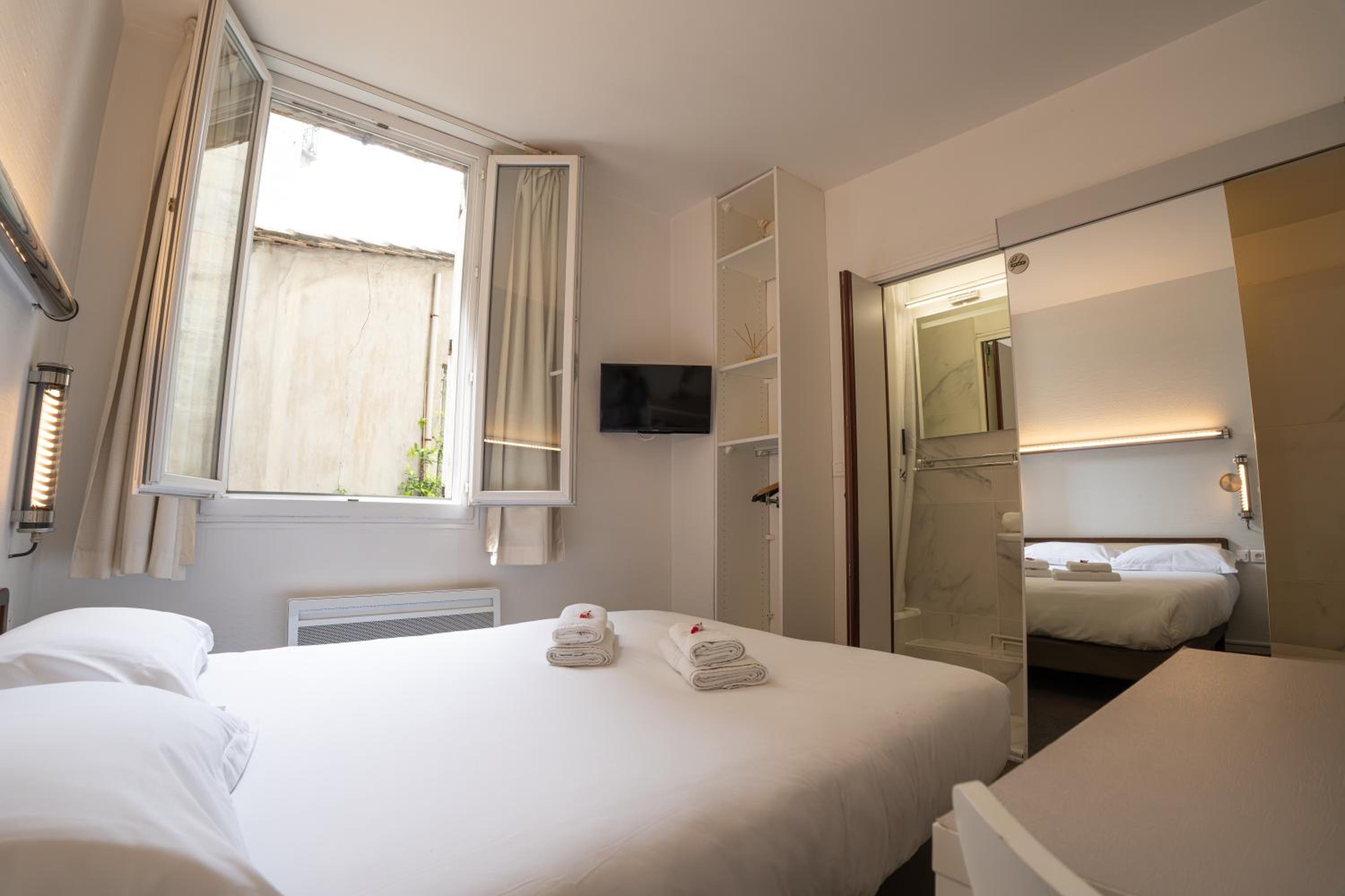 Double Room With Small Bathroom - Courtyard Side photo 1