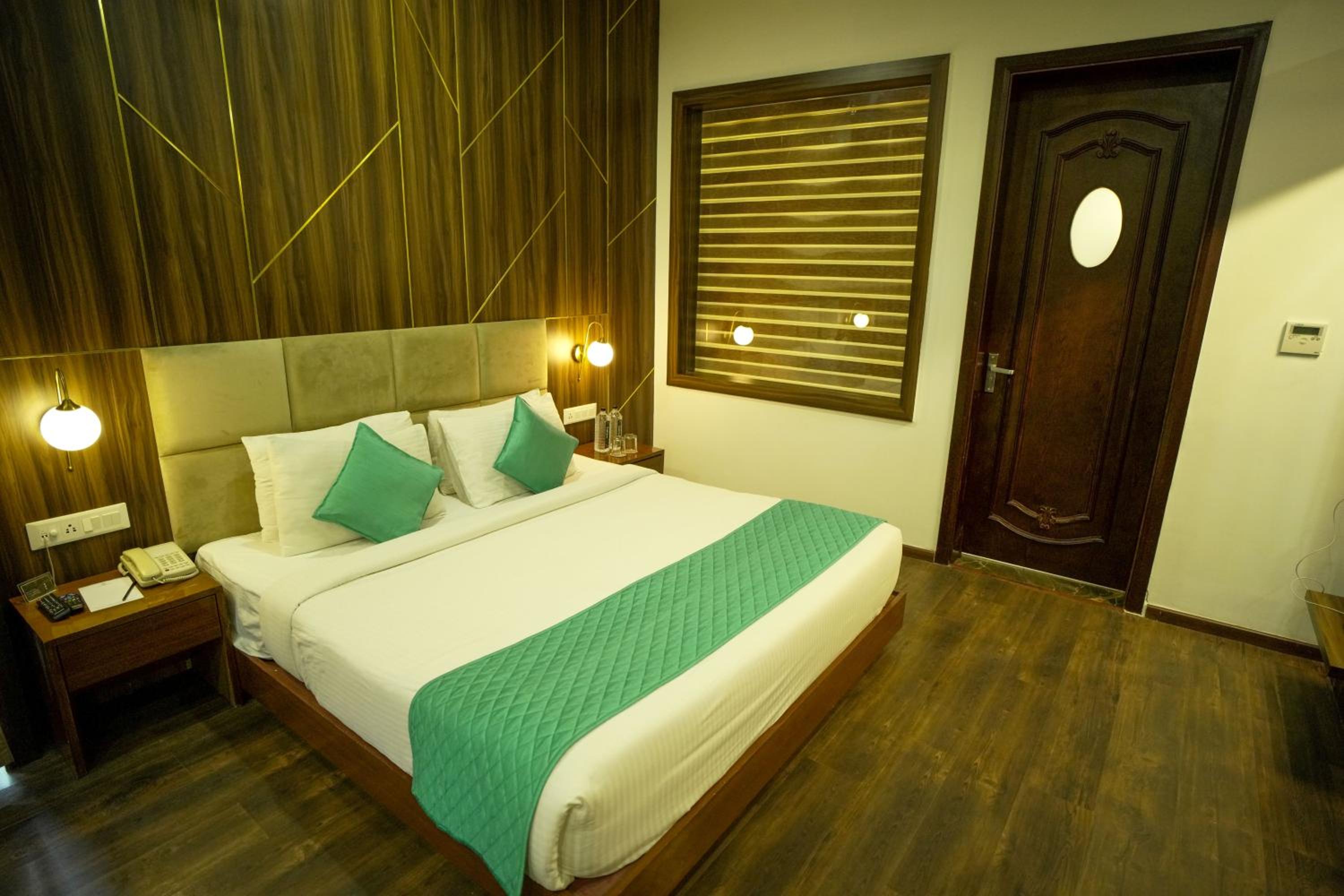 Deluxe Double Room (2 Adults + 1 Child)