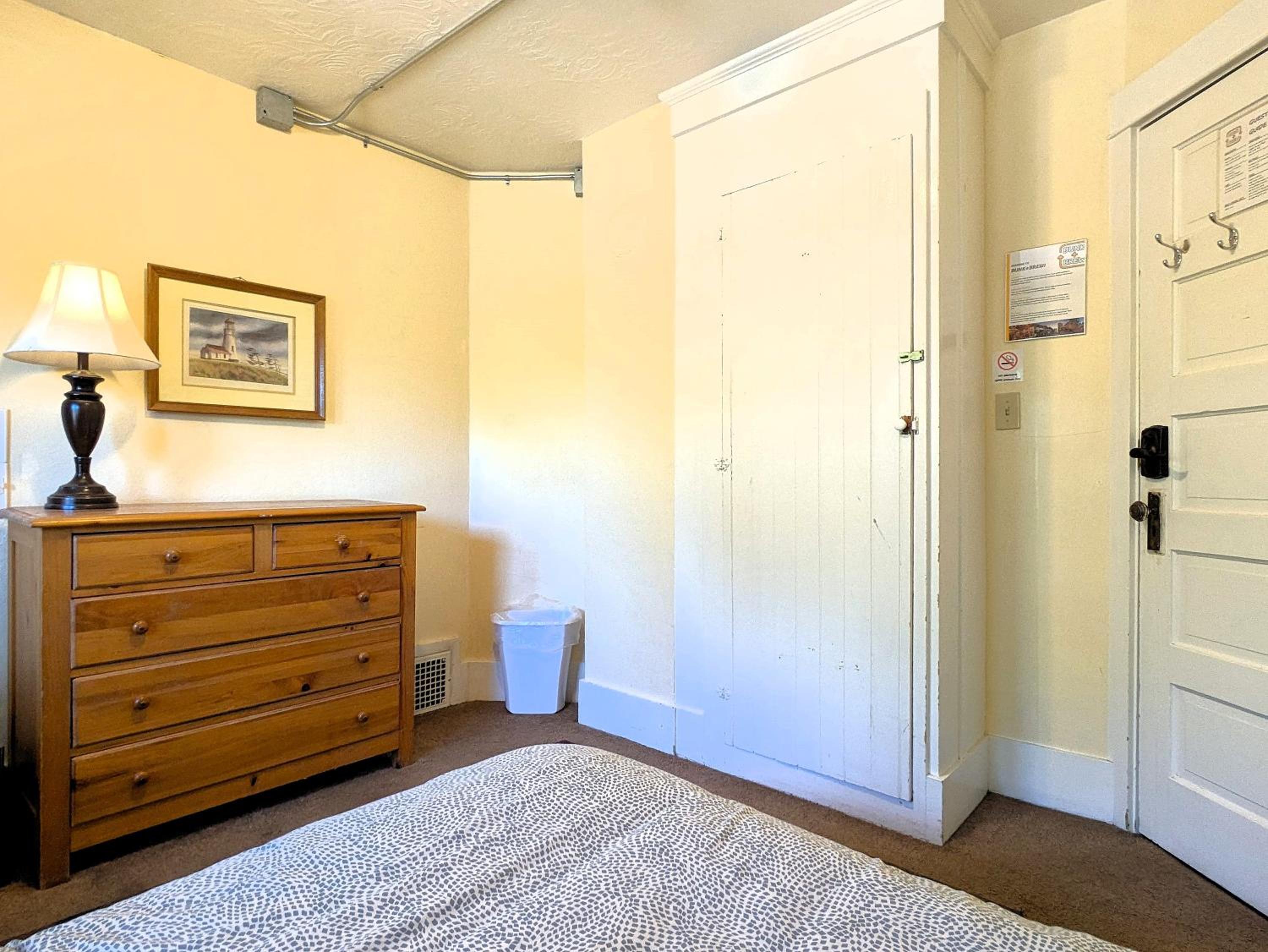 Double Room with Shared Bathroom photo 2