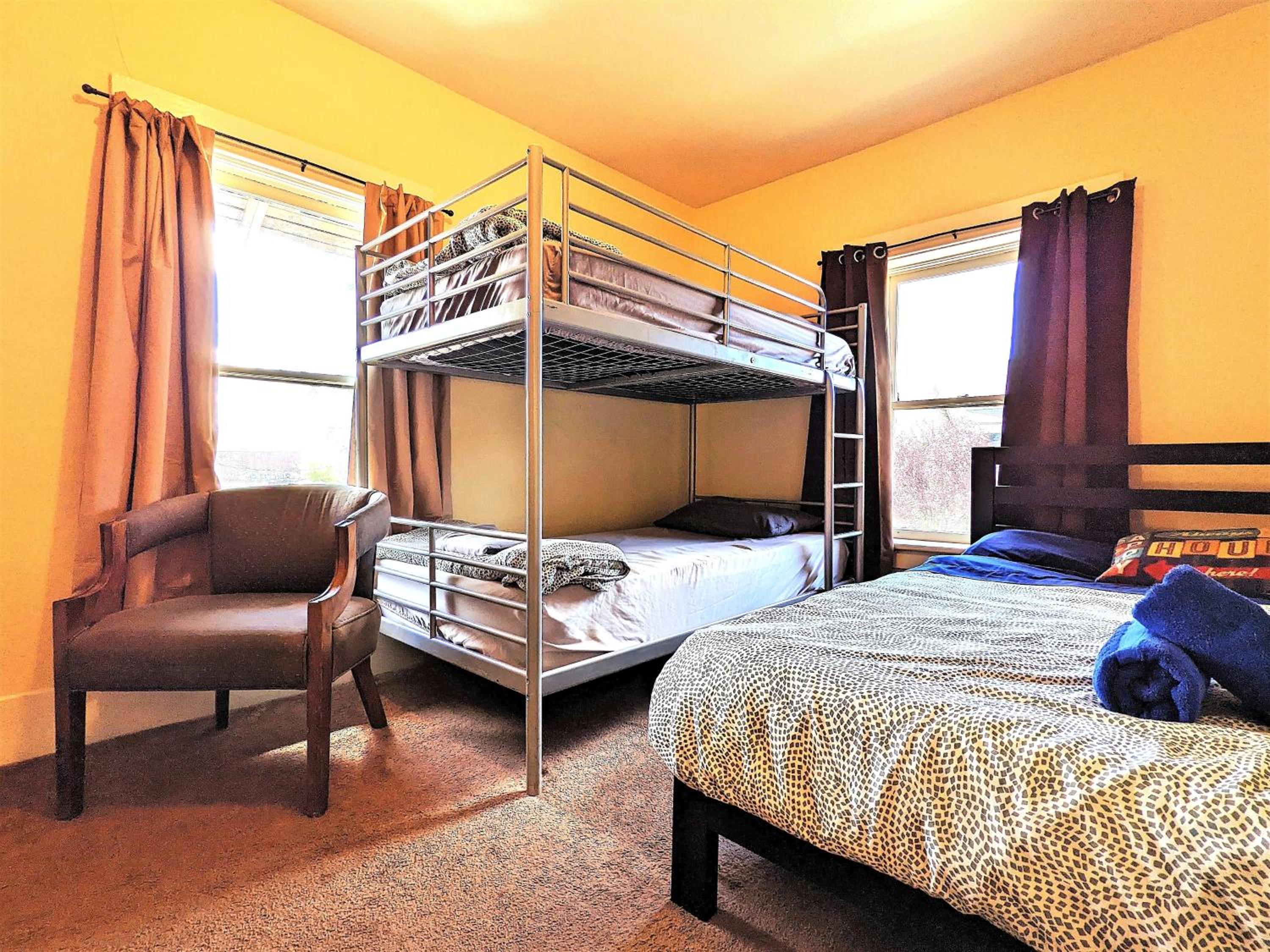 Quadruple Room with Shared Bathroom photo 2
