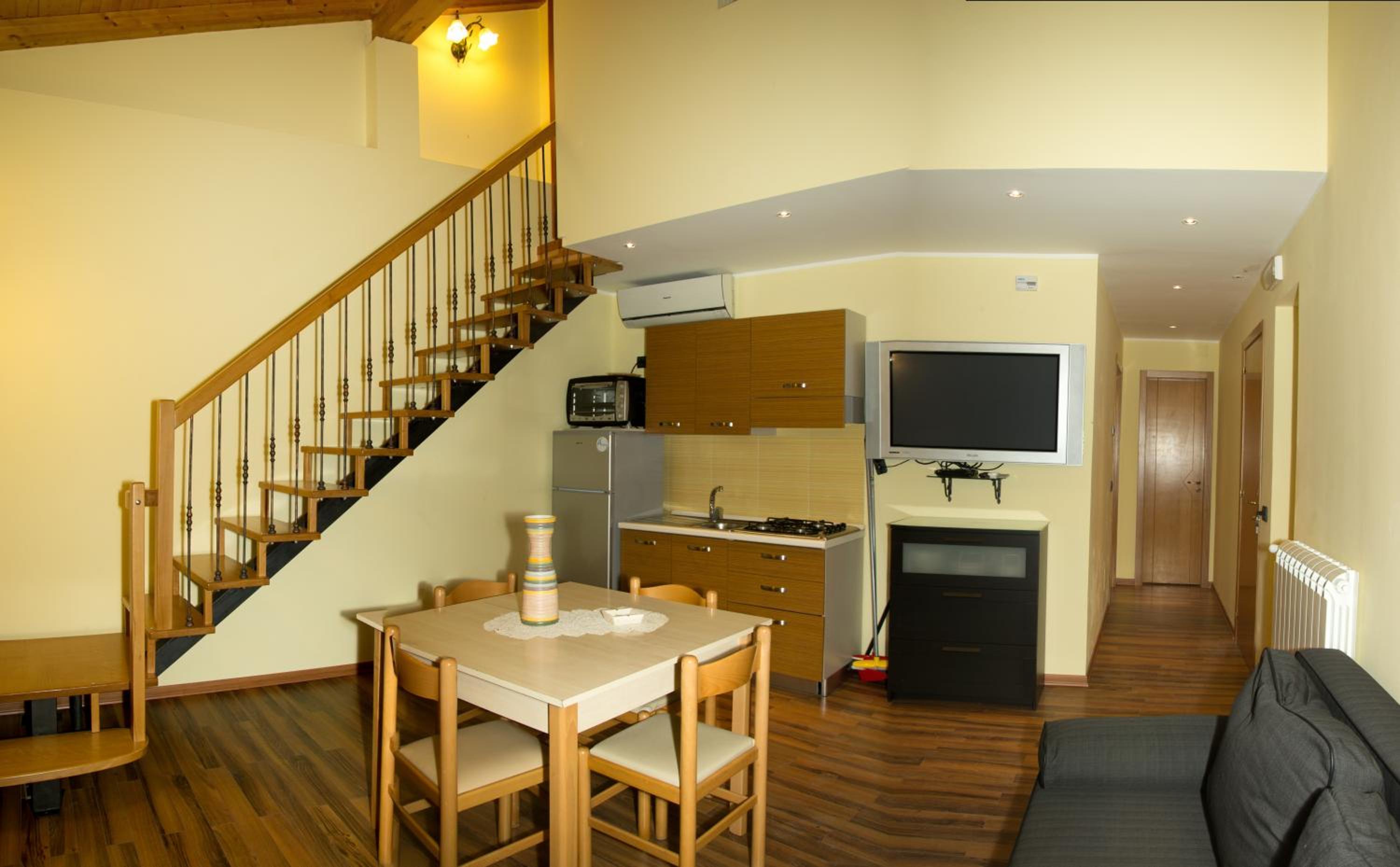 Deluxe Two-Bedroom Apartment - Split Level photo 2