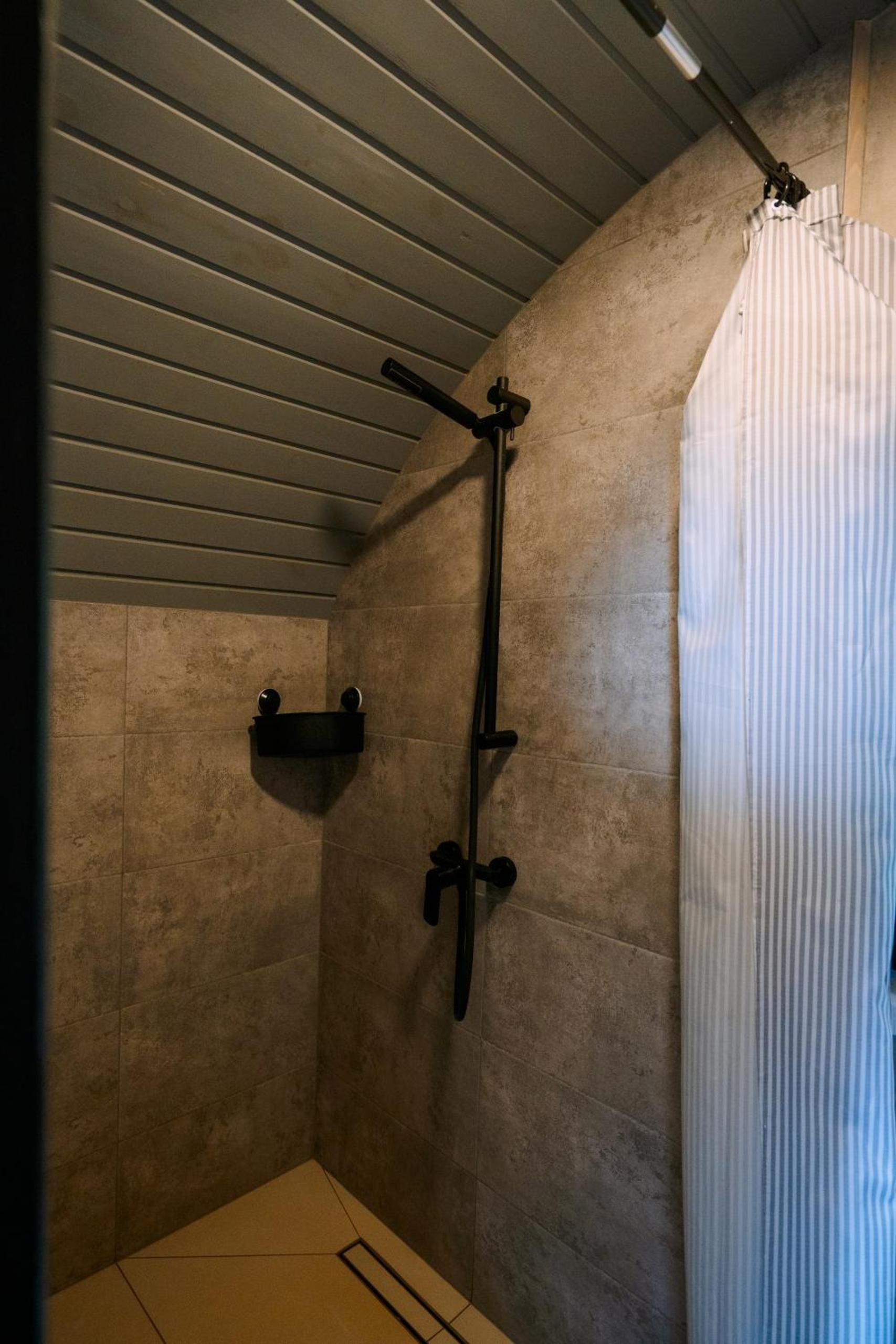 Double Room with Private Bathroom - Photo 9