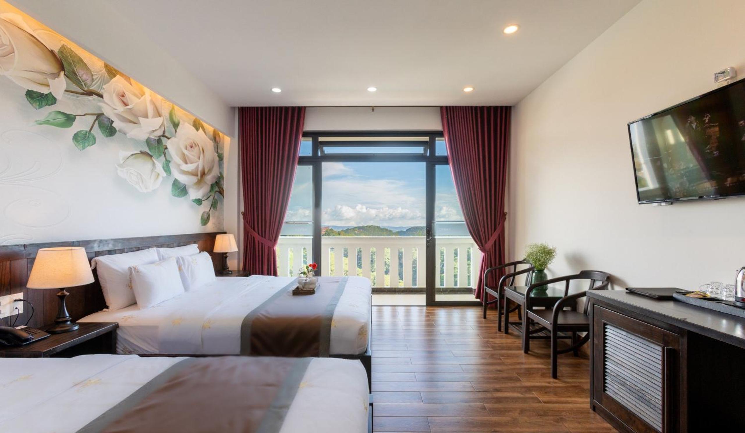 Family Room With Balcony photo 3