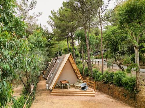 Deluxe Tent (4 Adults) photo 1