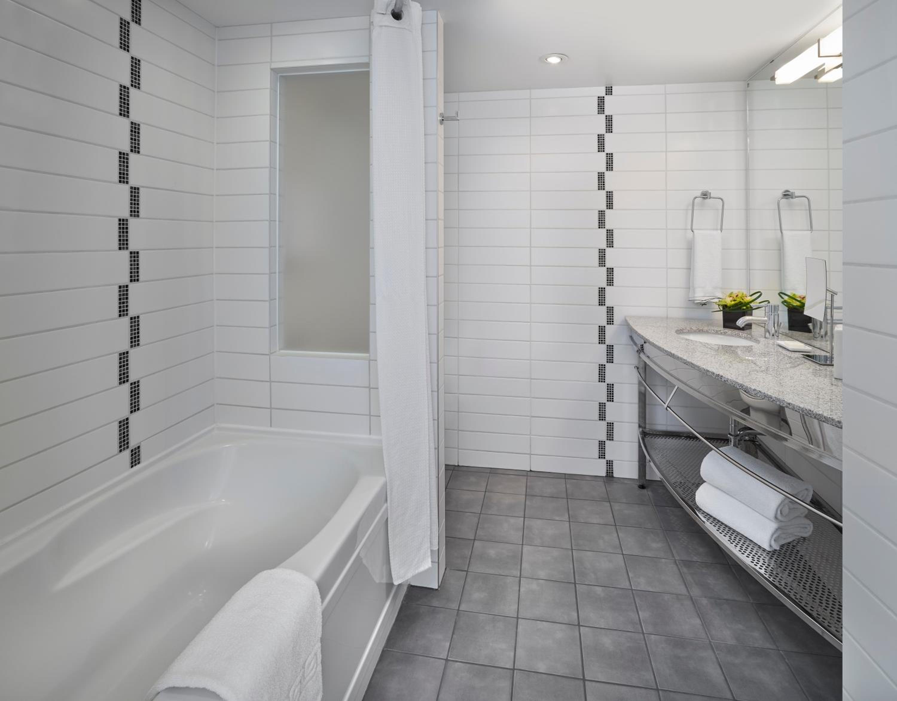 One-Bedroom King Suite - Photo 5