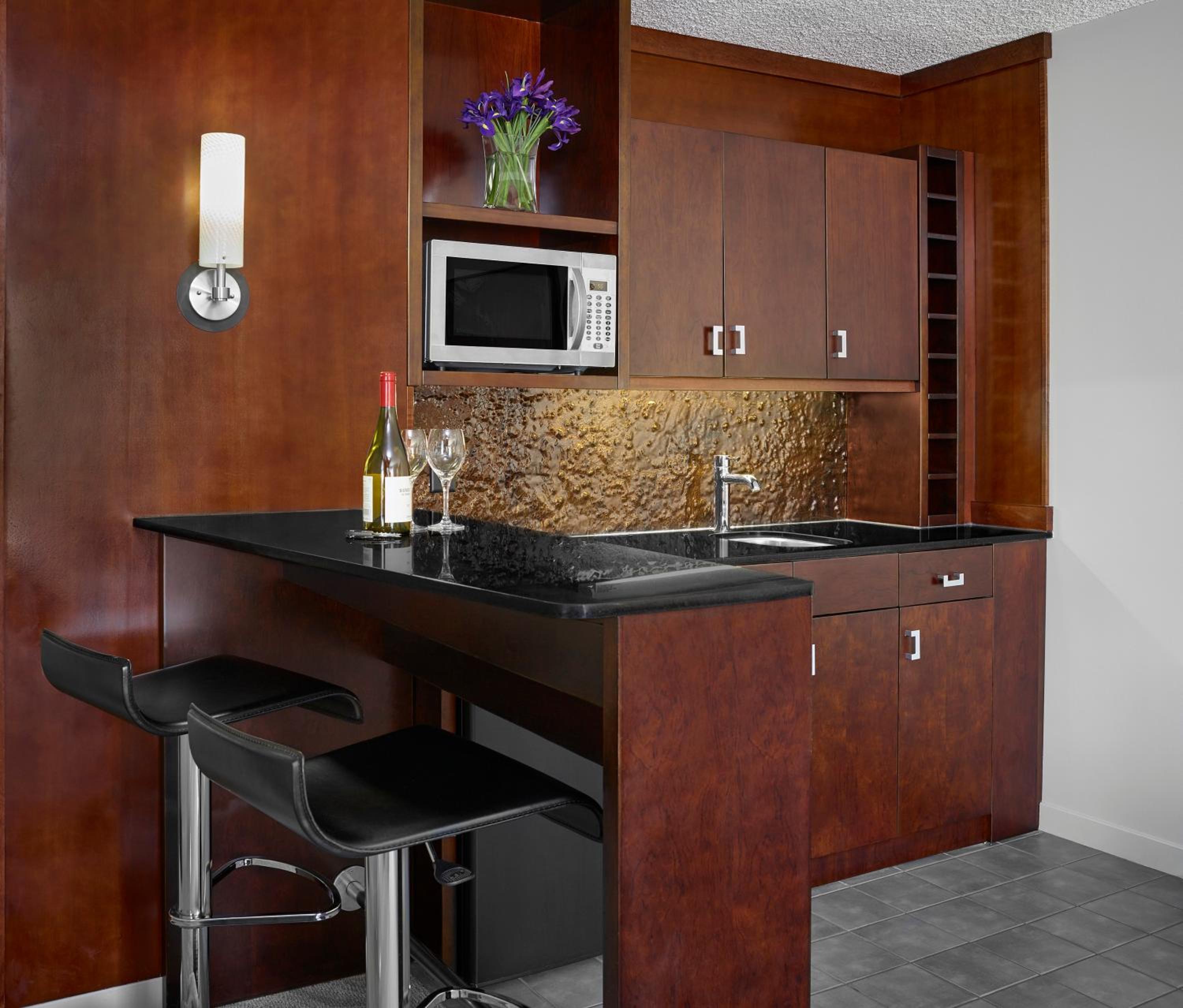 One-Bedroom King Suite - Photo 4
