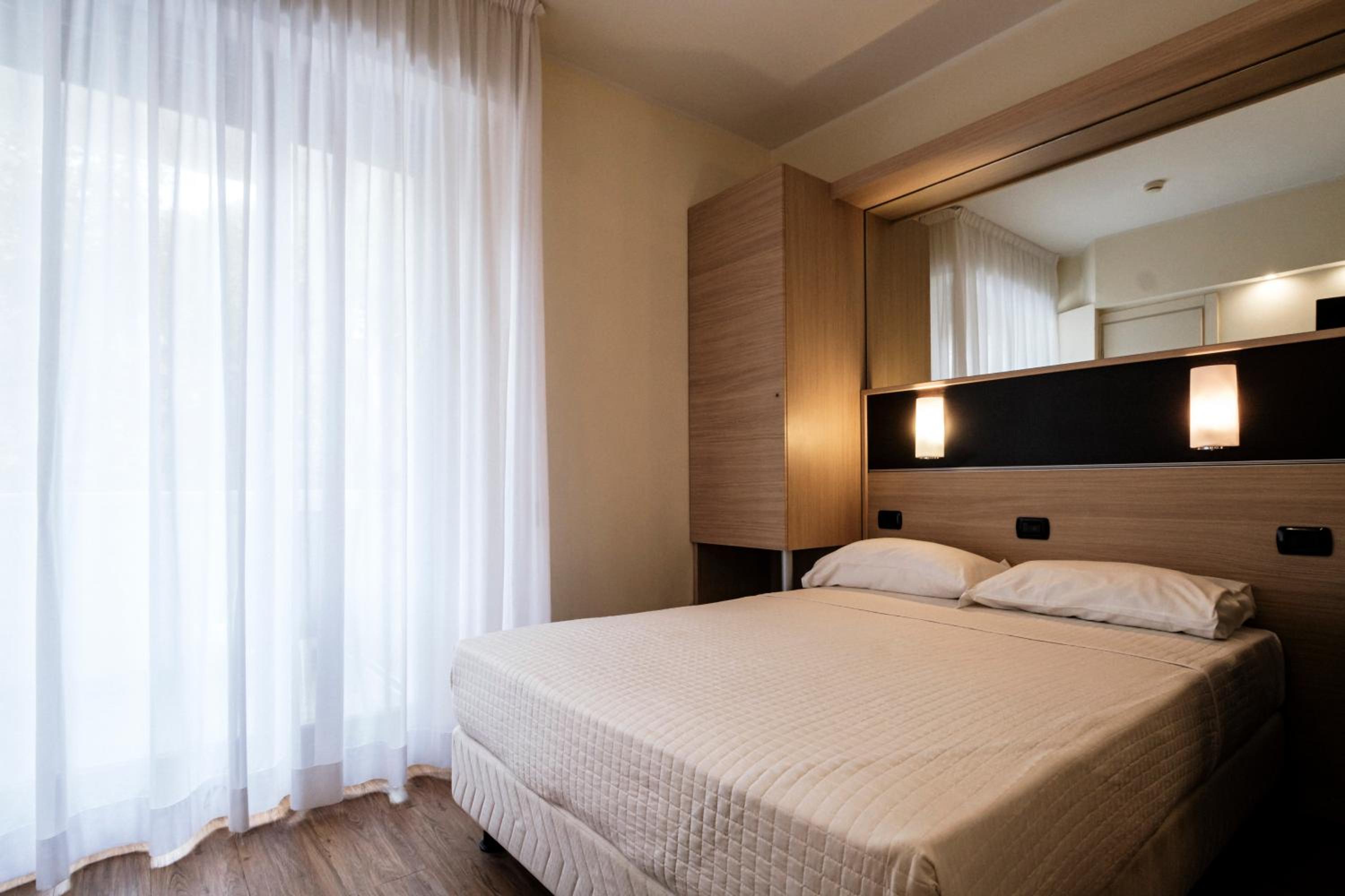 Economy Double Room with French Bed photo 3