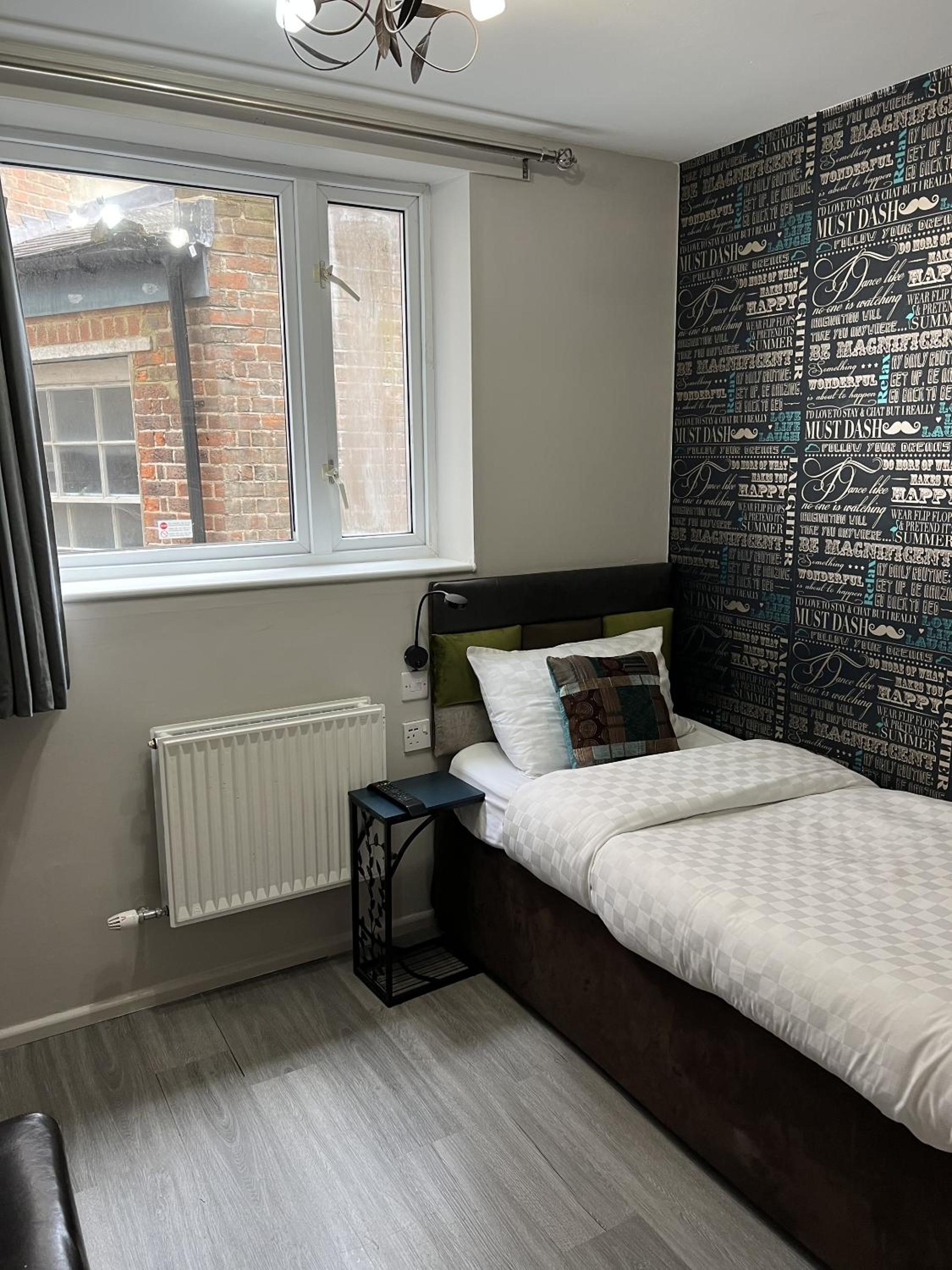 Single Room with Private Bathroom photo 2