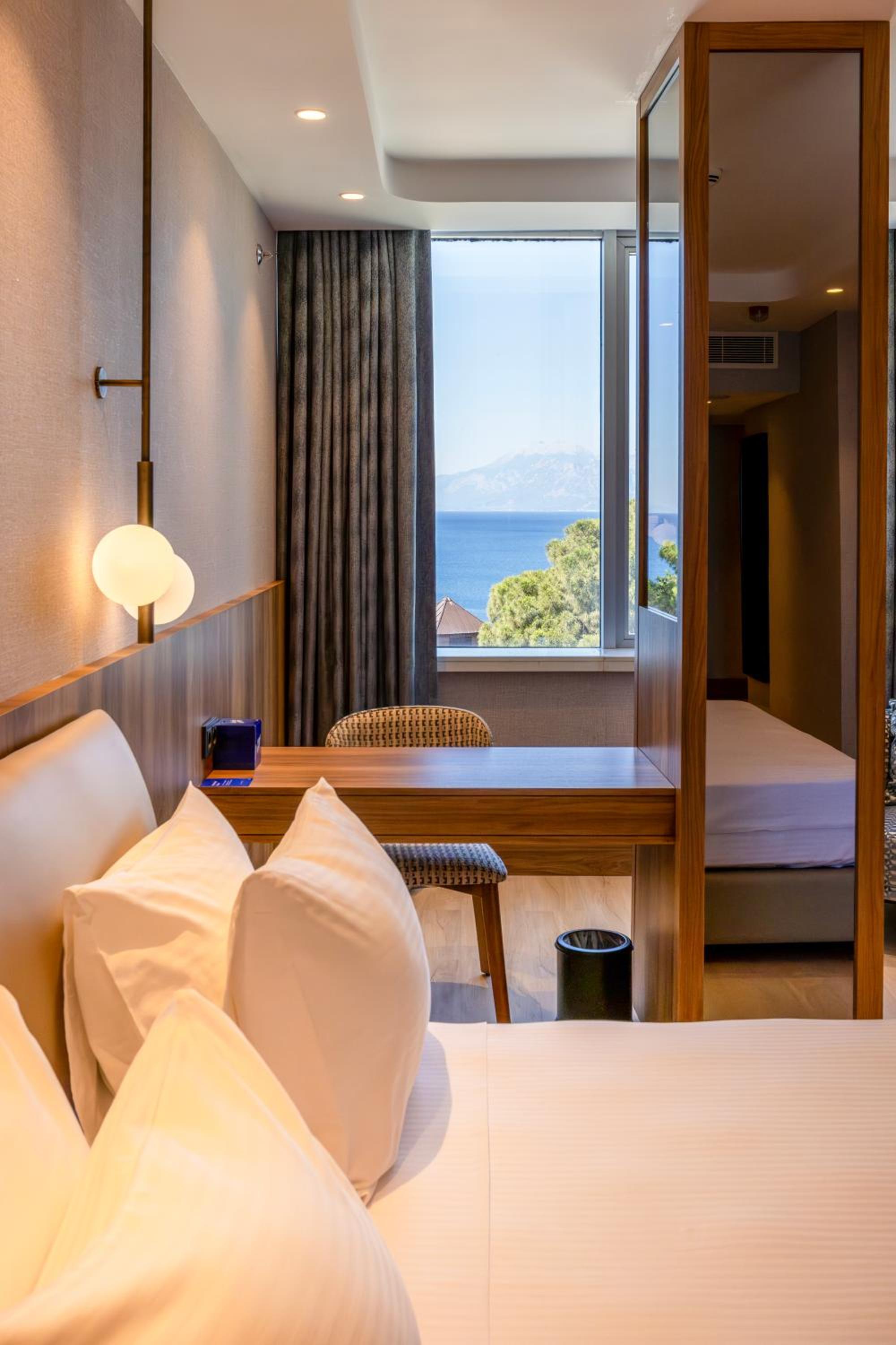 Standard King Room with Partial Sea View thumbnail 6