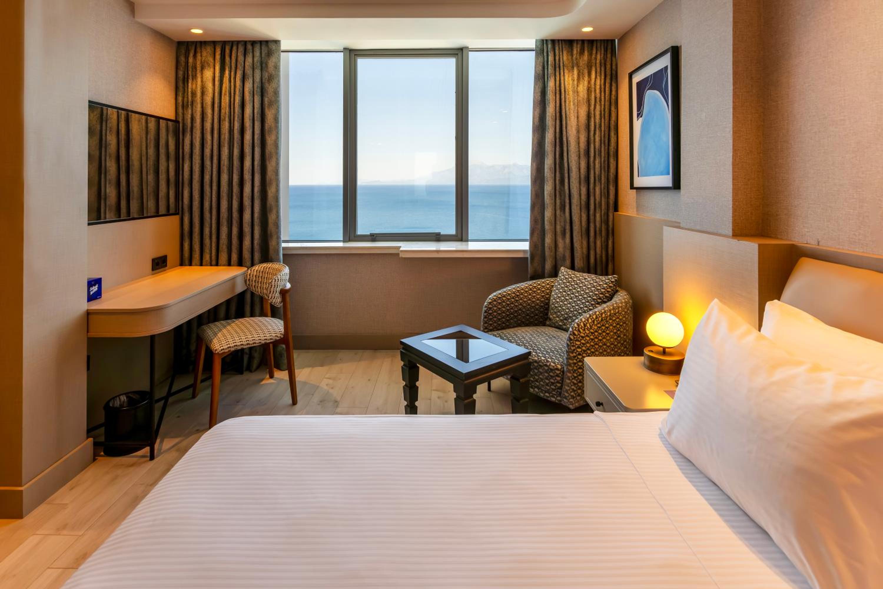 Standard King Room with Sea View thumbnail 6