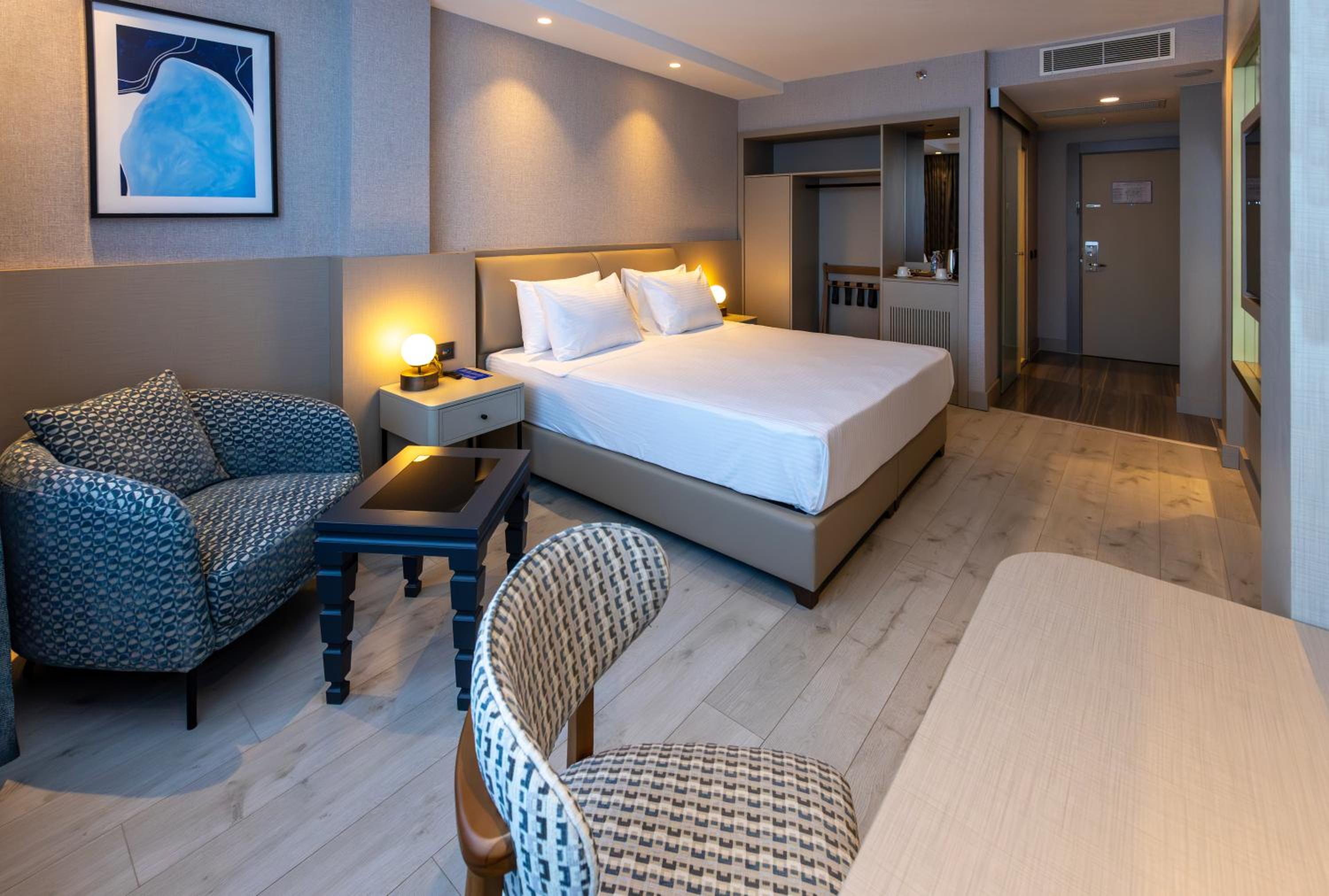 Standard King Room with Partial Sea View