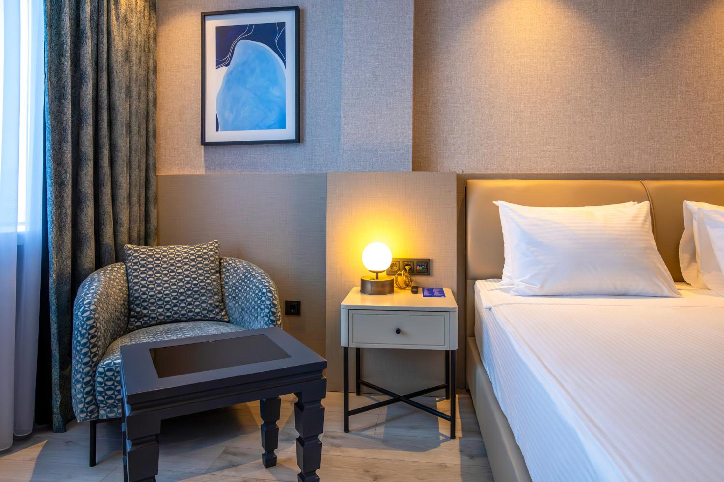 Standard Twin Room with Sea View thumbnail 6