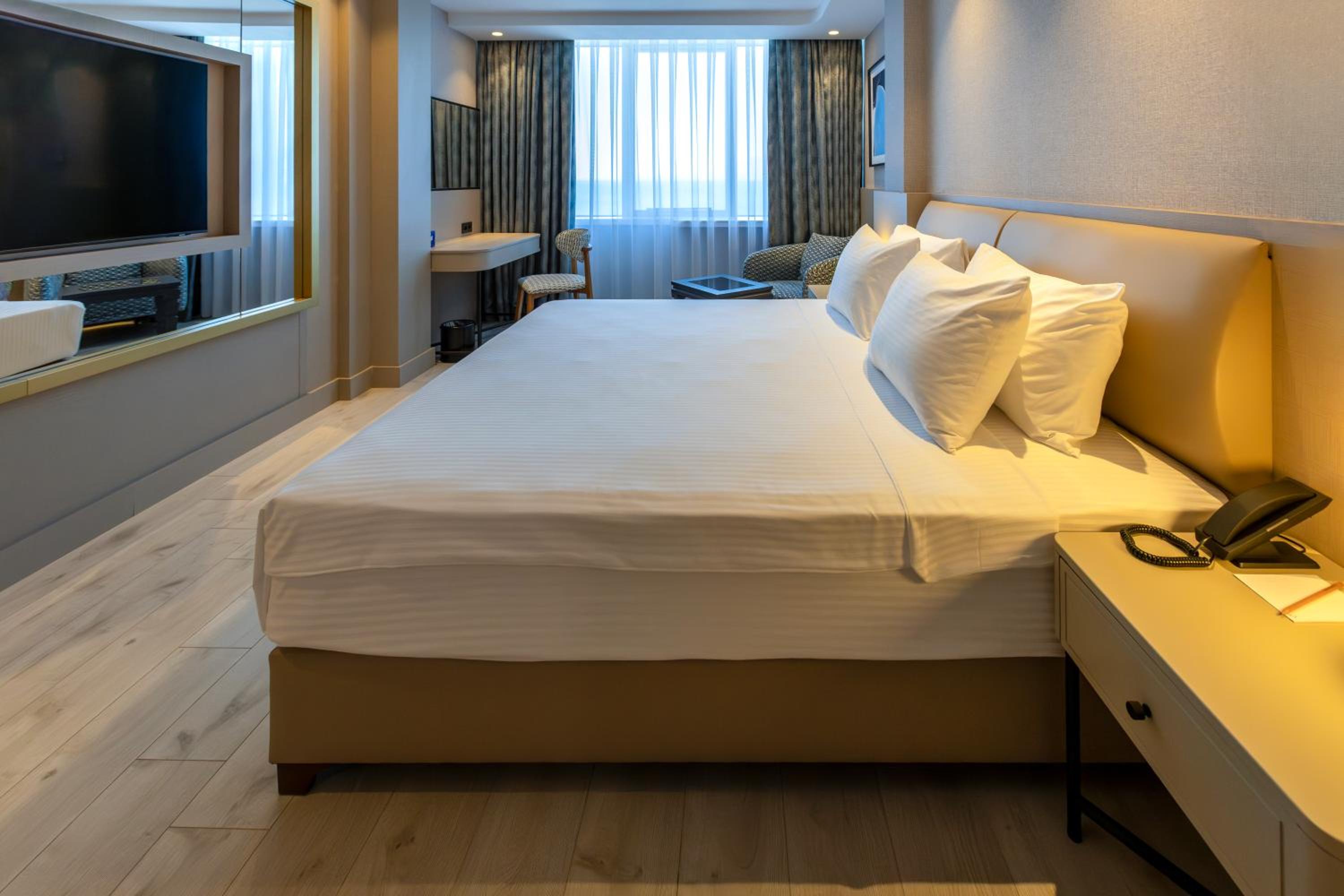 Standard King Room with Partial Sea View thumbnail 5
