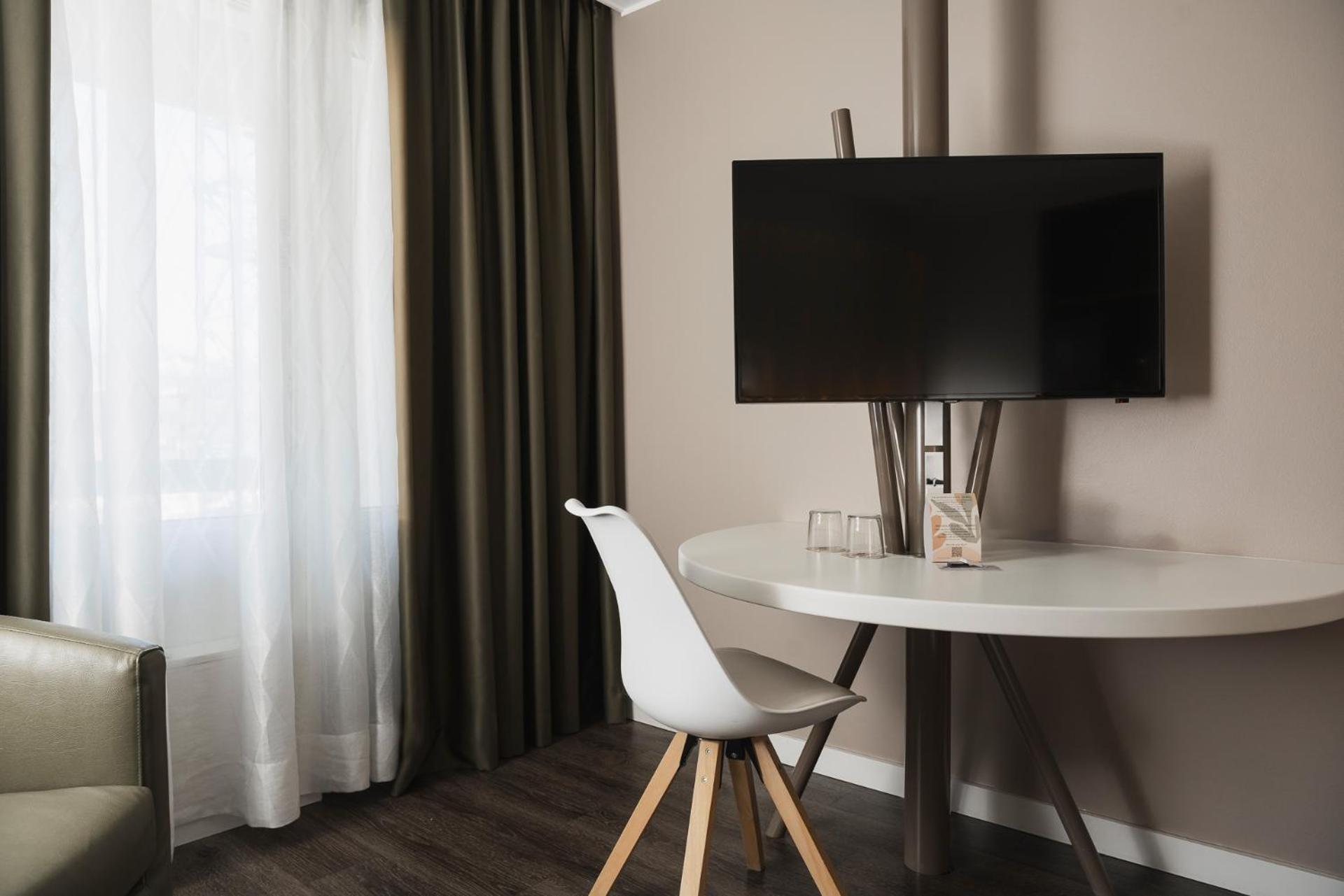 Double Room with Balcony - Photo 3