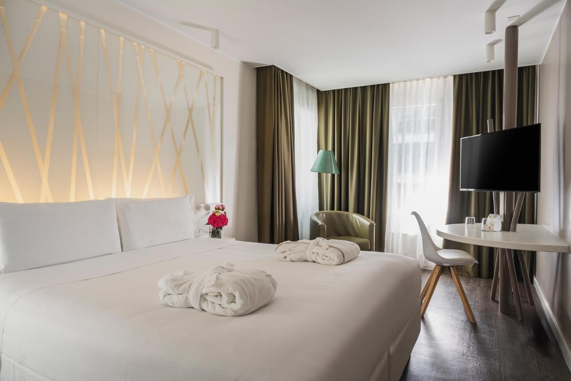 Double Room with Balcony - Photo 2