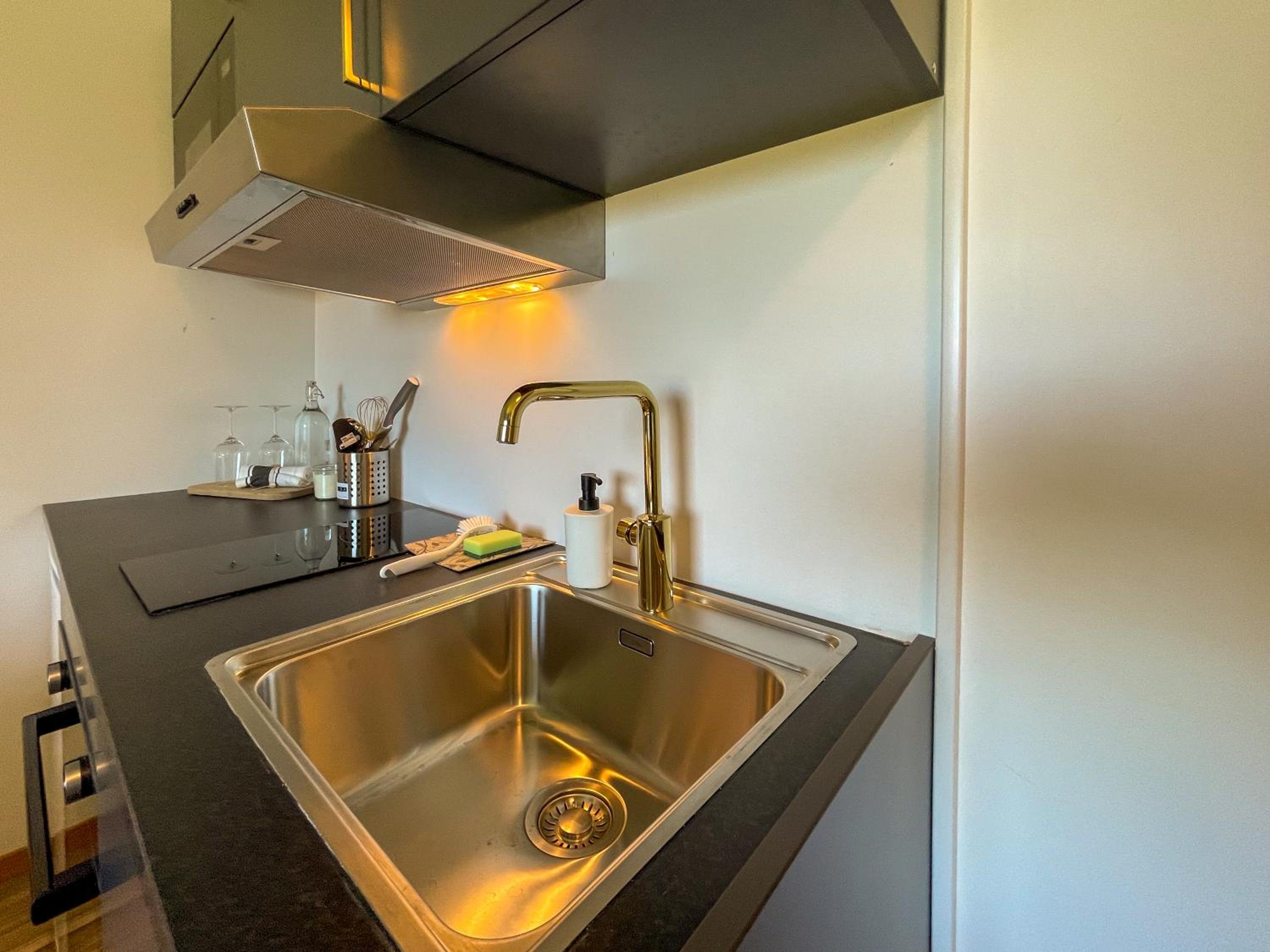 Deluxe Double or Twin Room - Photo 10